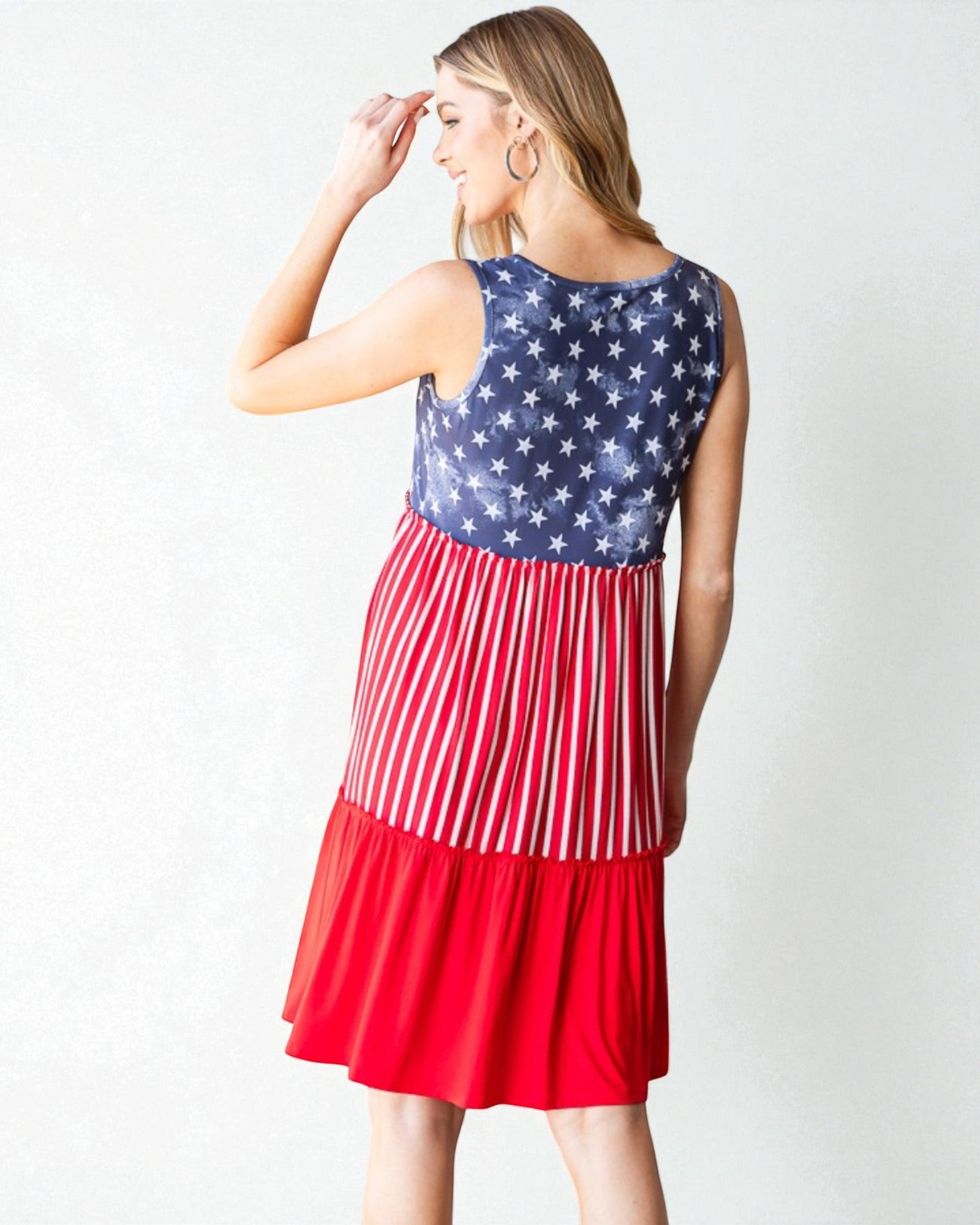 Robe longueur genou sans manches sur le thème du drapeau américain en rouge multicolore