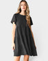 Vestido corto con mangas cortas y diseño escalonado de lunares suizos en color negro
