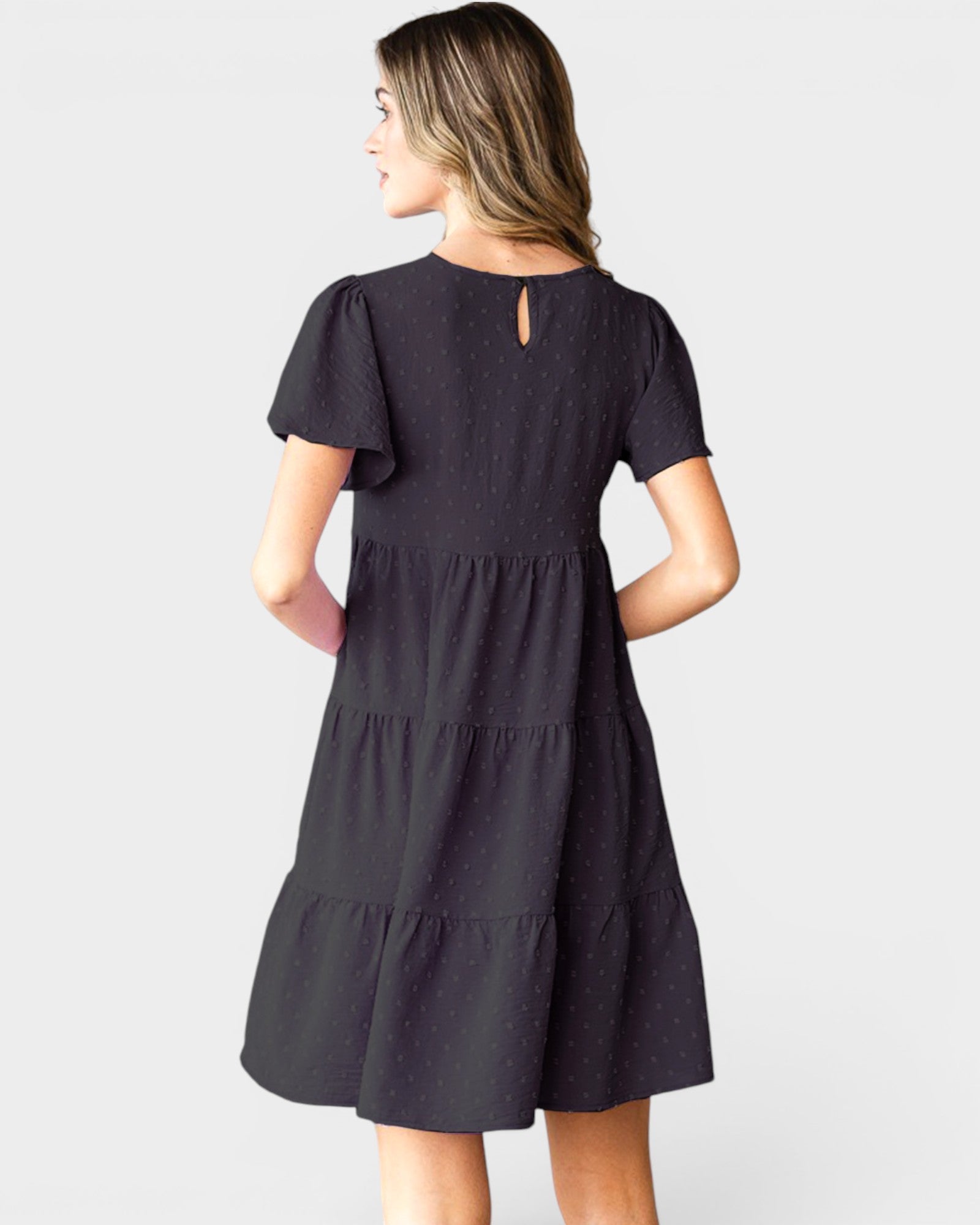 Vestido corto con mangas cortas y diseño escalonado de lunares suizos en color negro