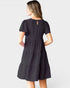 Vestido corto con mangas cortas y diseño escalonado de lunares suizos en color negro