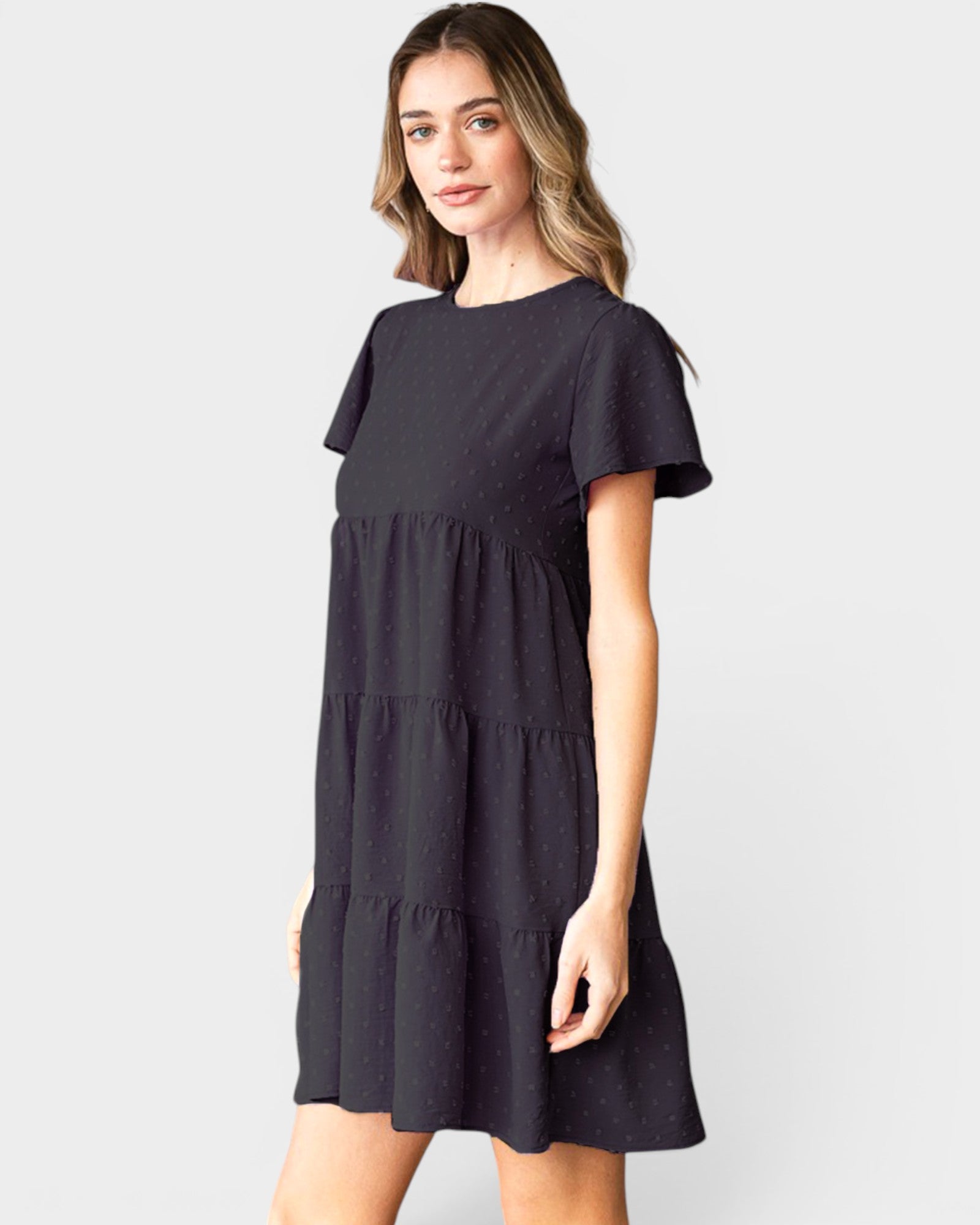 Vestido corto con mangas cortas y diseño escalonado de lunares suizos en color negro