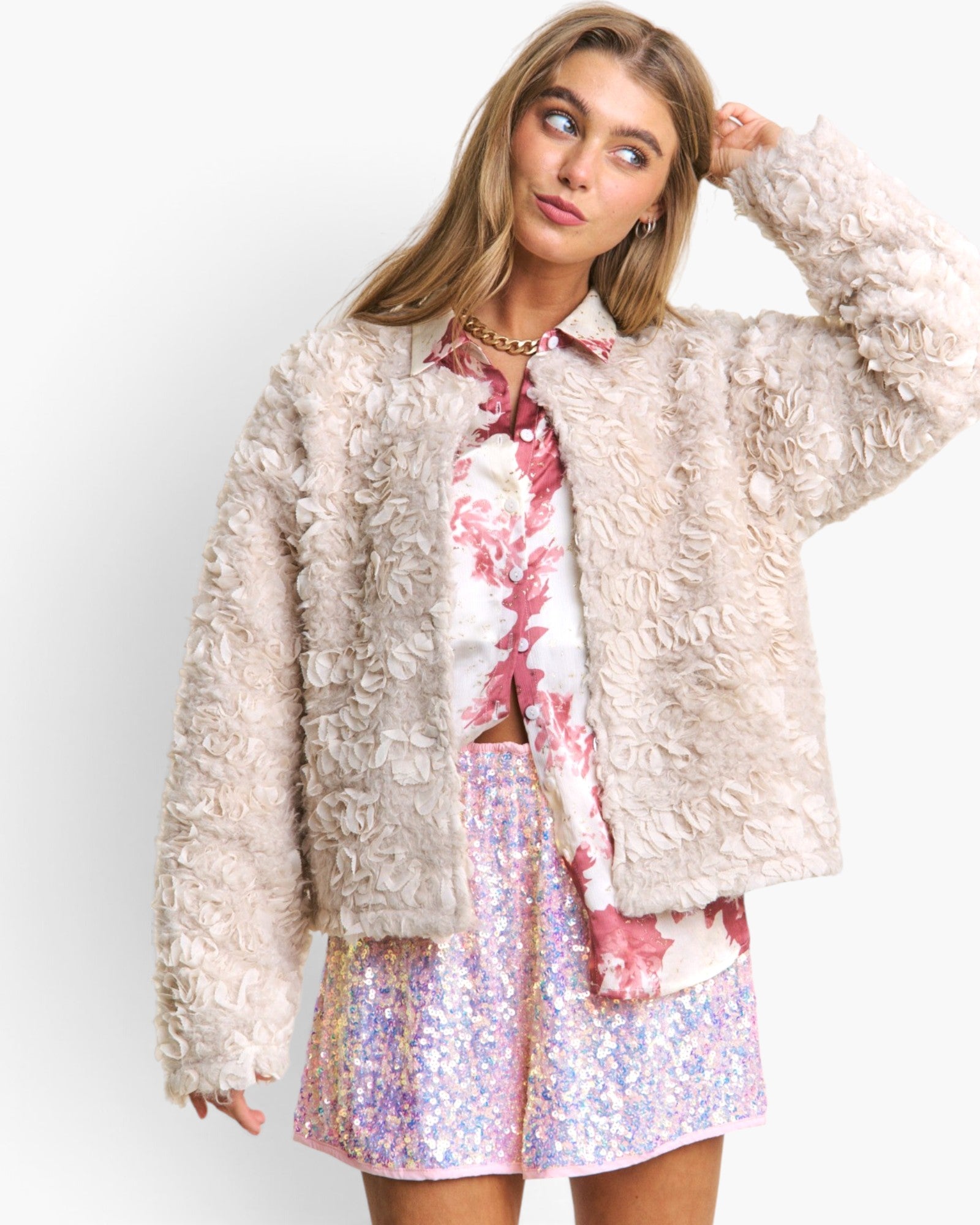 Chaqueta Sherpa con volantes en color beige ceniza