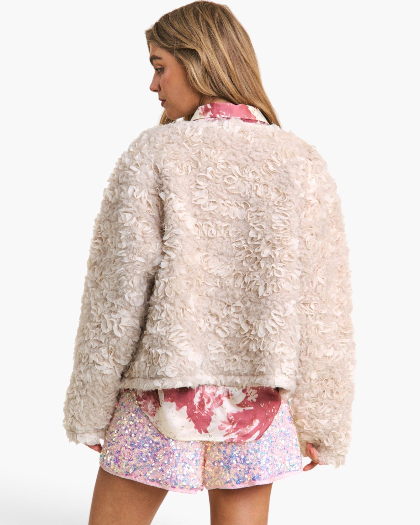 Chaqueta Sherpa con volantes en color beige ceniza