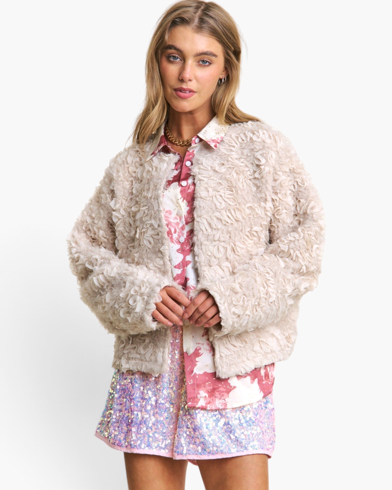 Chaqueta Sherpa con volantes en color beige ceniza