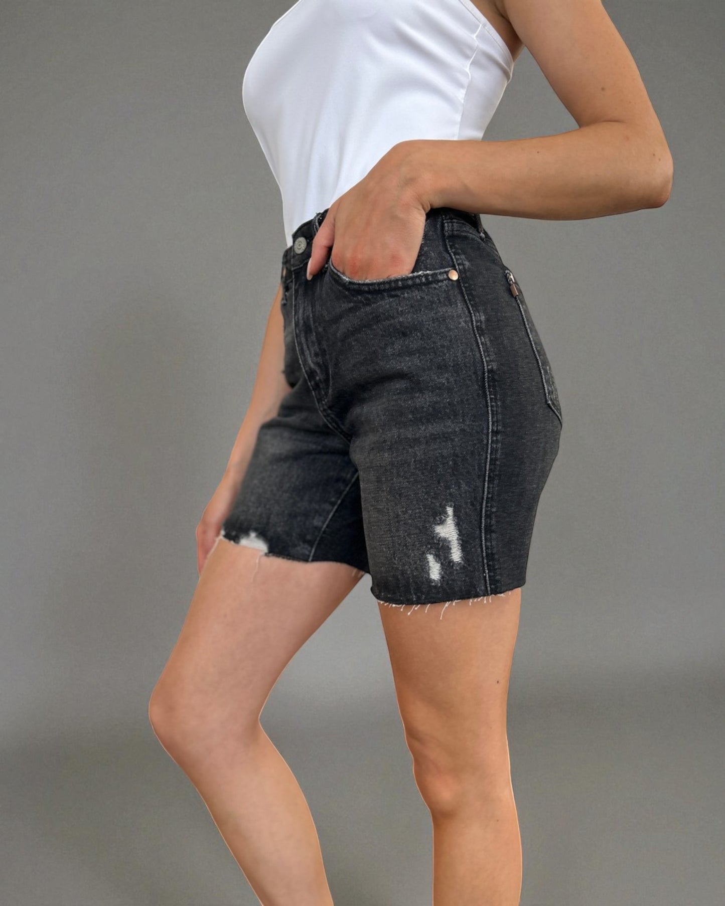 Short en jean taille haute noir délavé avec contrôle du ventre