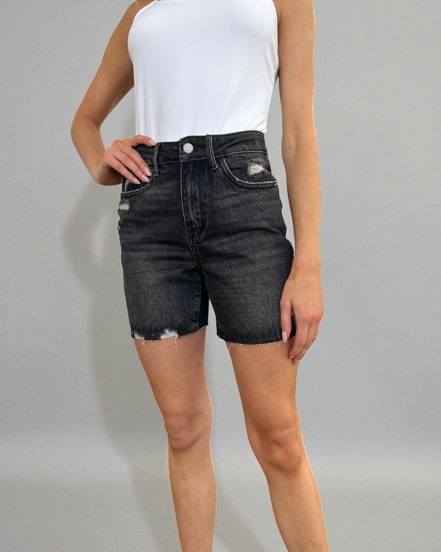 Short en jean taille haute noir délavé avec contrôle du ventre