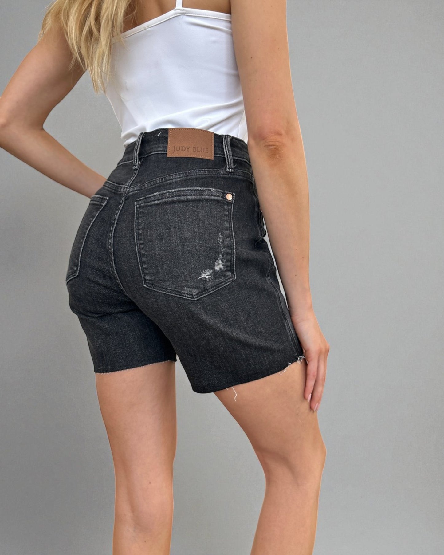 Short en jean taille haute noir délavé avec contrôle du ventre