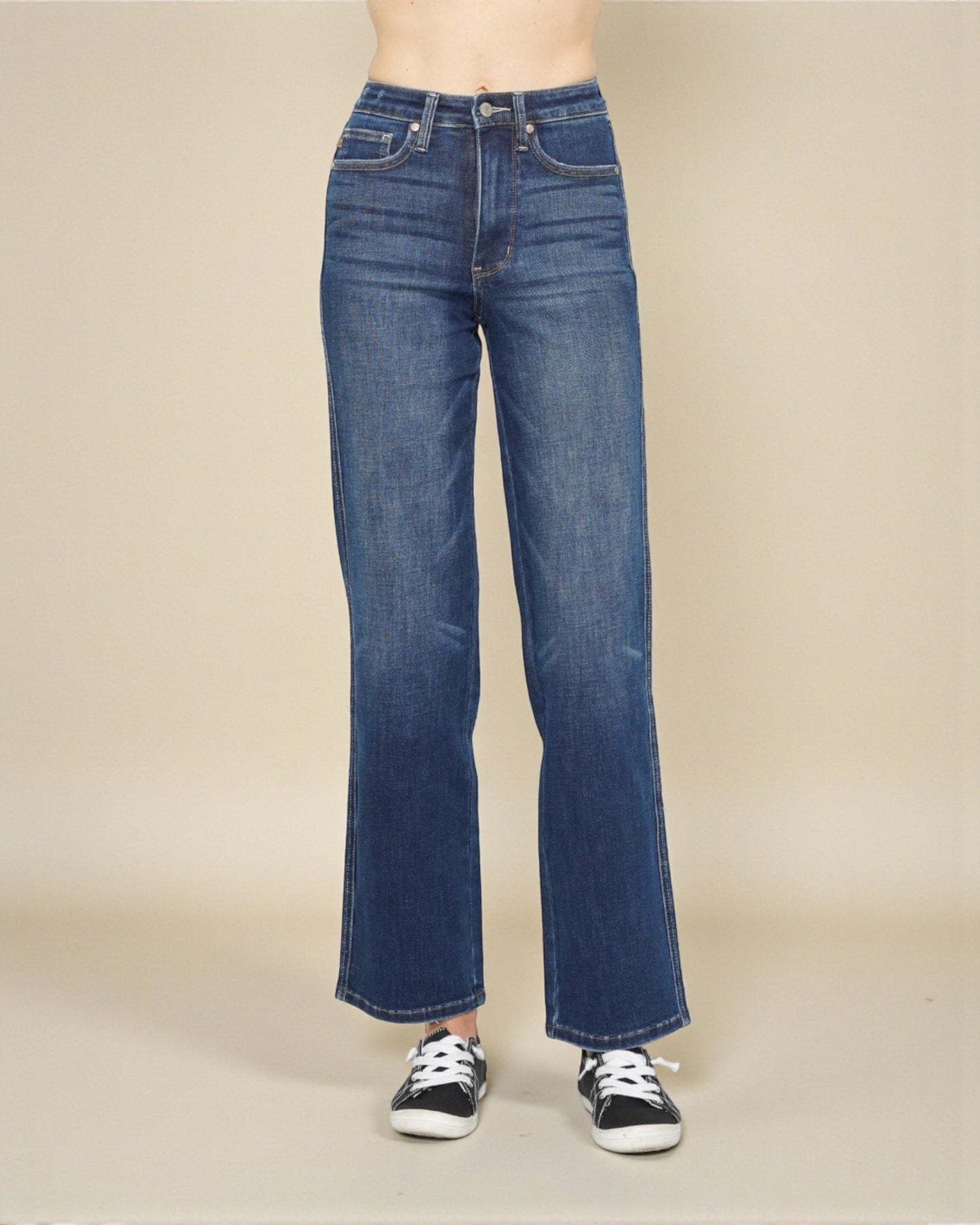 Jeans de cintura alta con lavado oscuro y control de abdomen