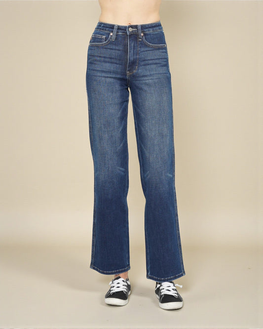 Jeans de cintura alta con lavado oscuro y control de abdomen