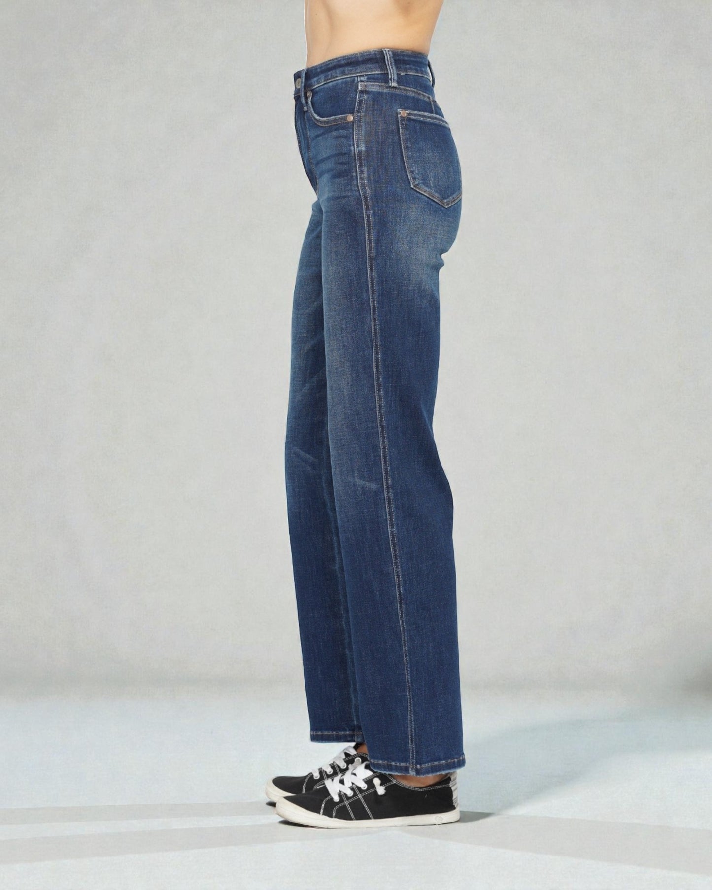 Jeans de cintura alta con lavado oscuro y control de abdomen