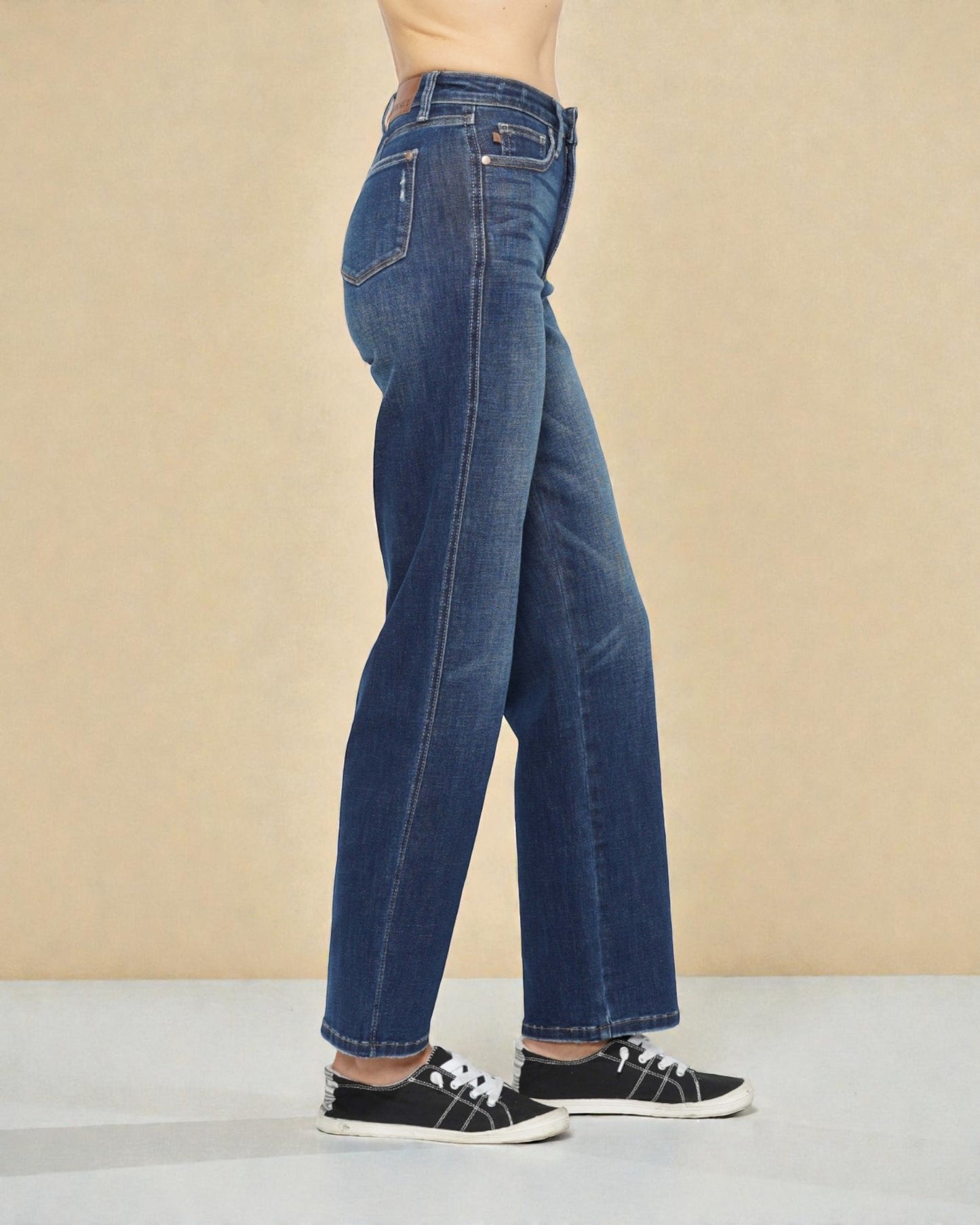 Jeans de cintura alta con lavado oscuro y control de abdomen