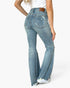 Jeans acampanados con lavado medio y control de abdomen