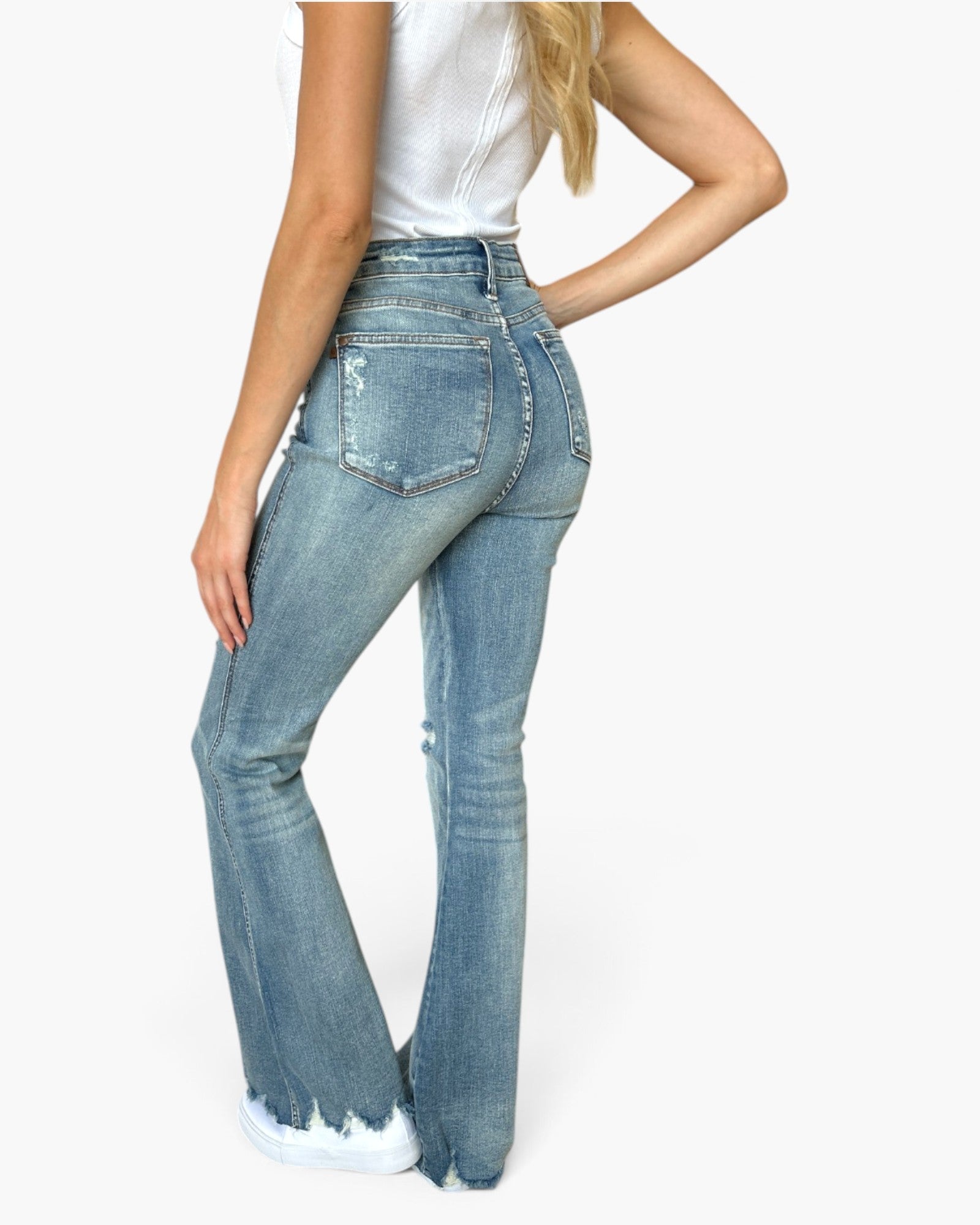 Jeans acampanados con lavado medio y control de abdomen