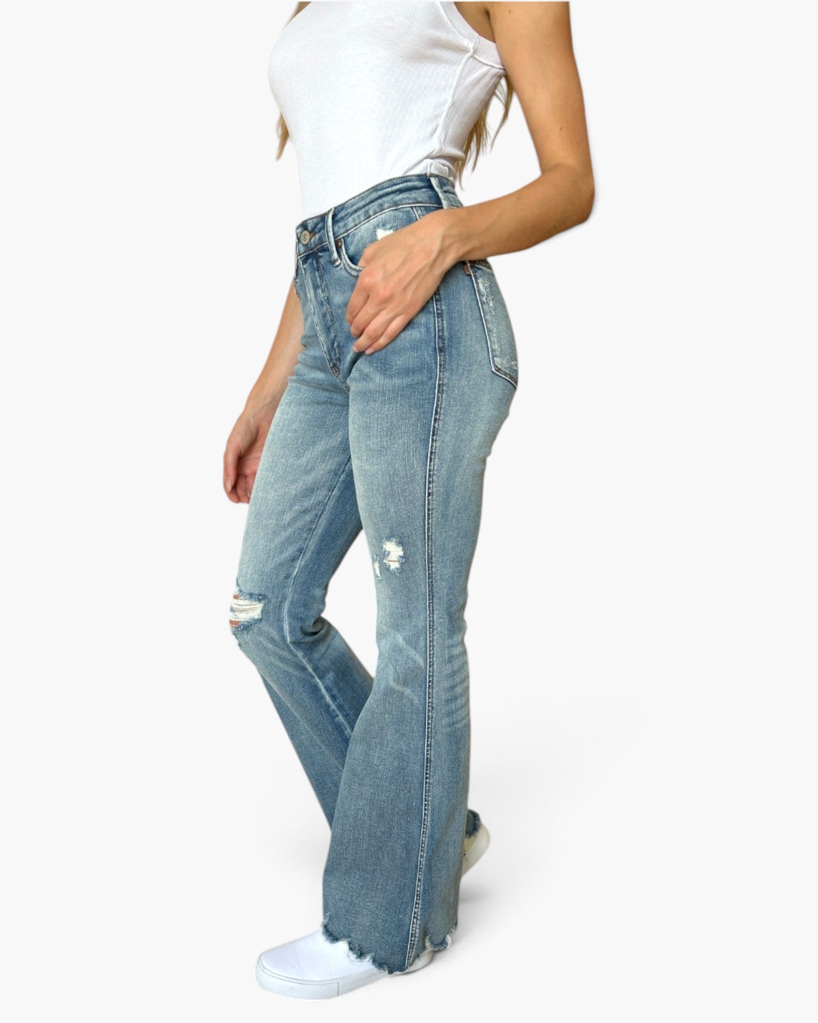 Jeans acampanados con lavado medio y control de abdomen