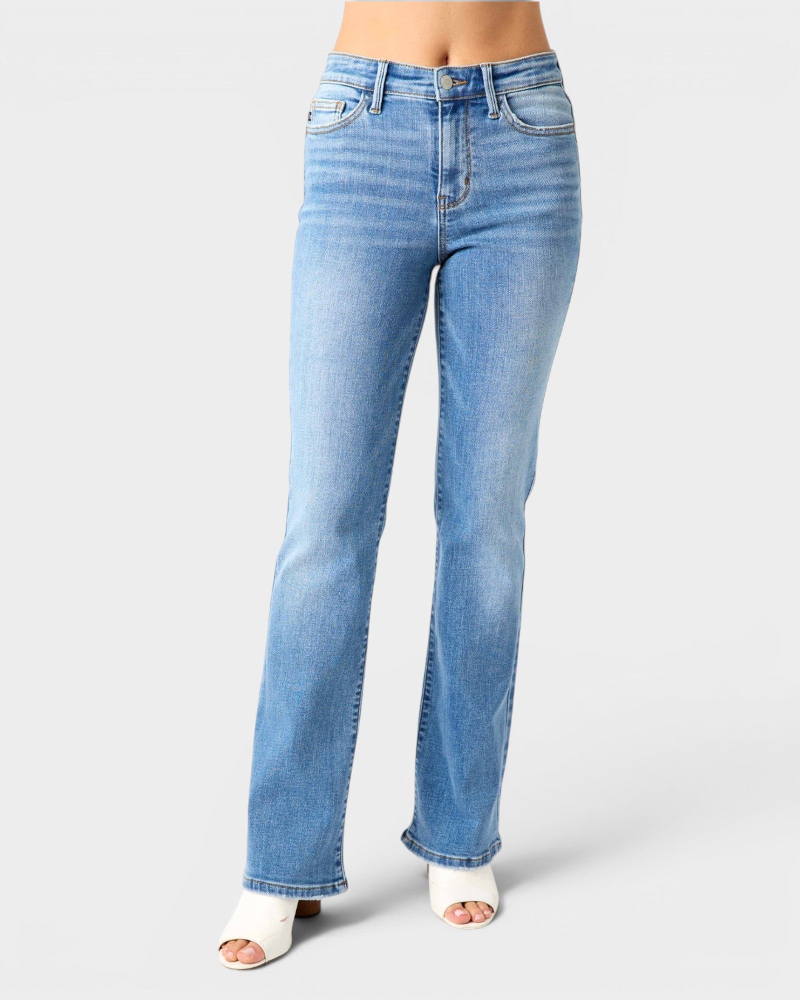 Jeans de tiro medio, pierna recta y lavado medio