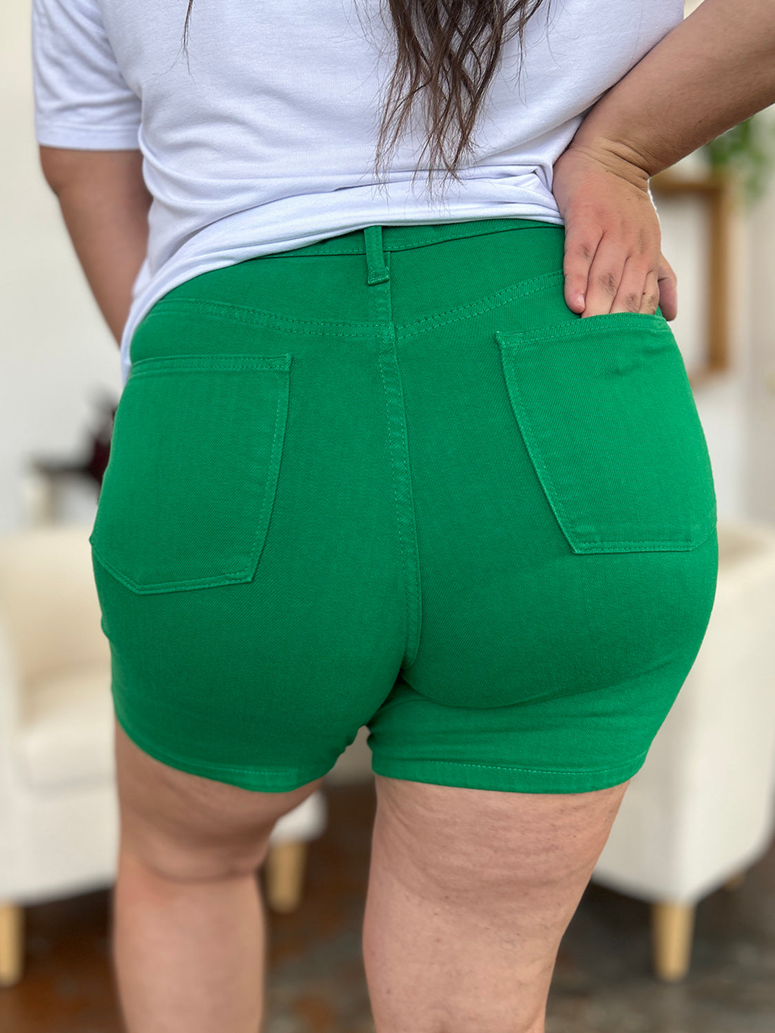 Pantalones cortos de mezclilla teñidos en prenda con control de barriga en Kelly Green