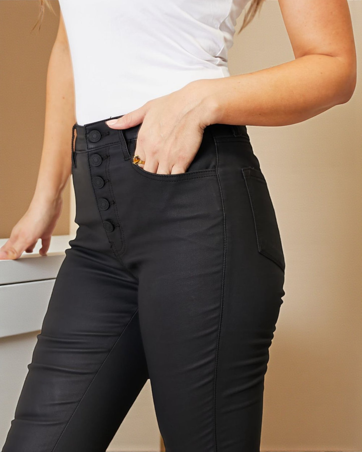 Vaqueros ajustados con tobillos revestidos en negro de talle alto