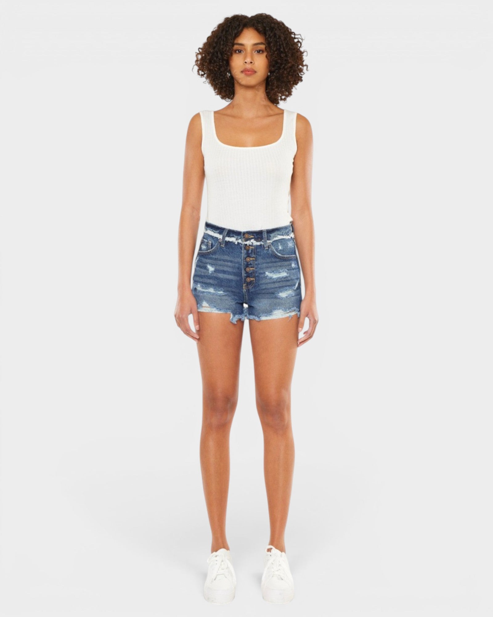 Pantalones cortos de mezclilla con botones y lavado oscuro desgastado