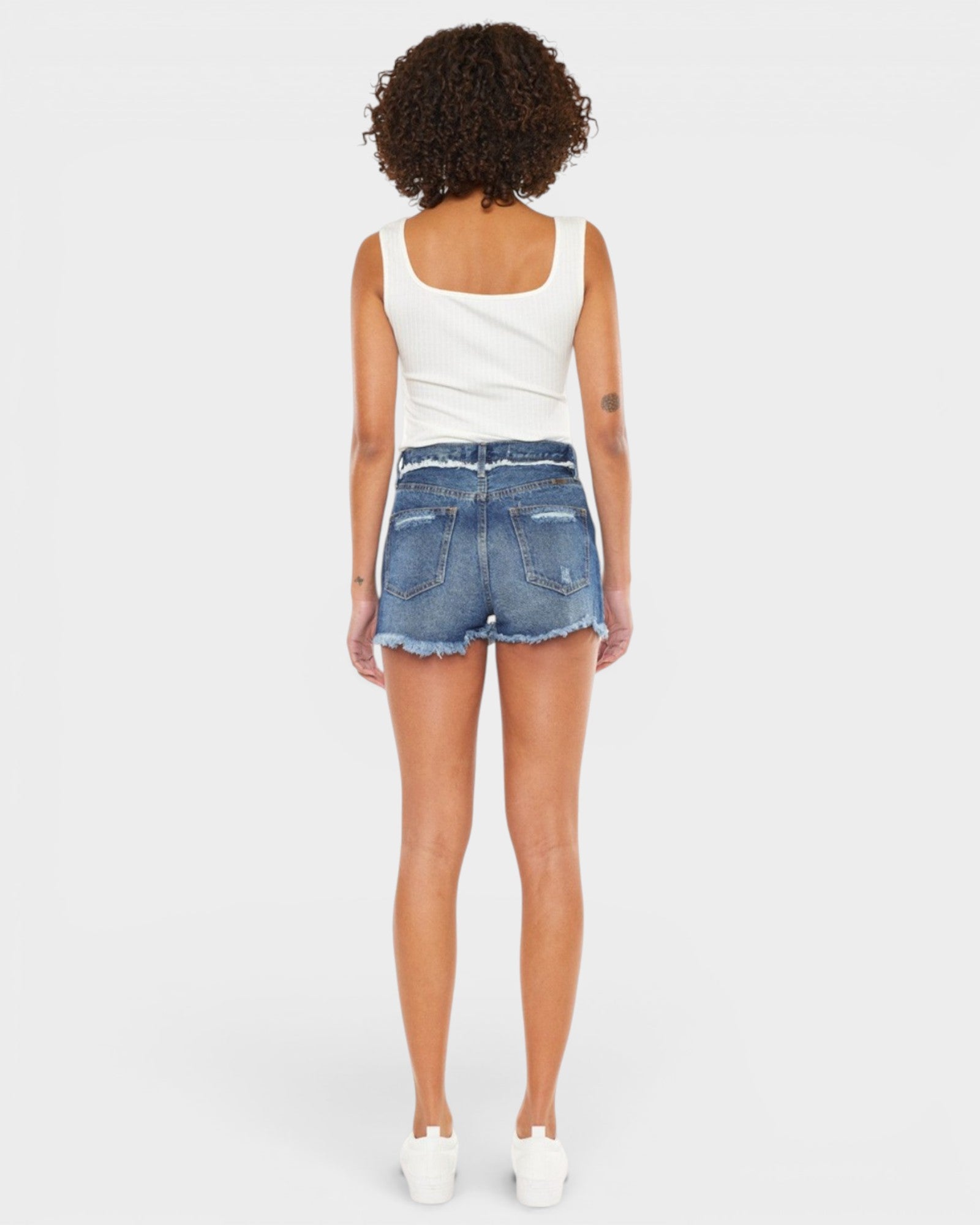 Pantalones cortos de mezclilla con botones y lavado oscuro desgastado