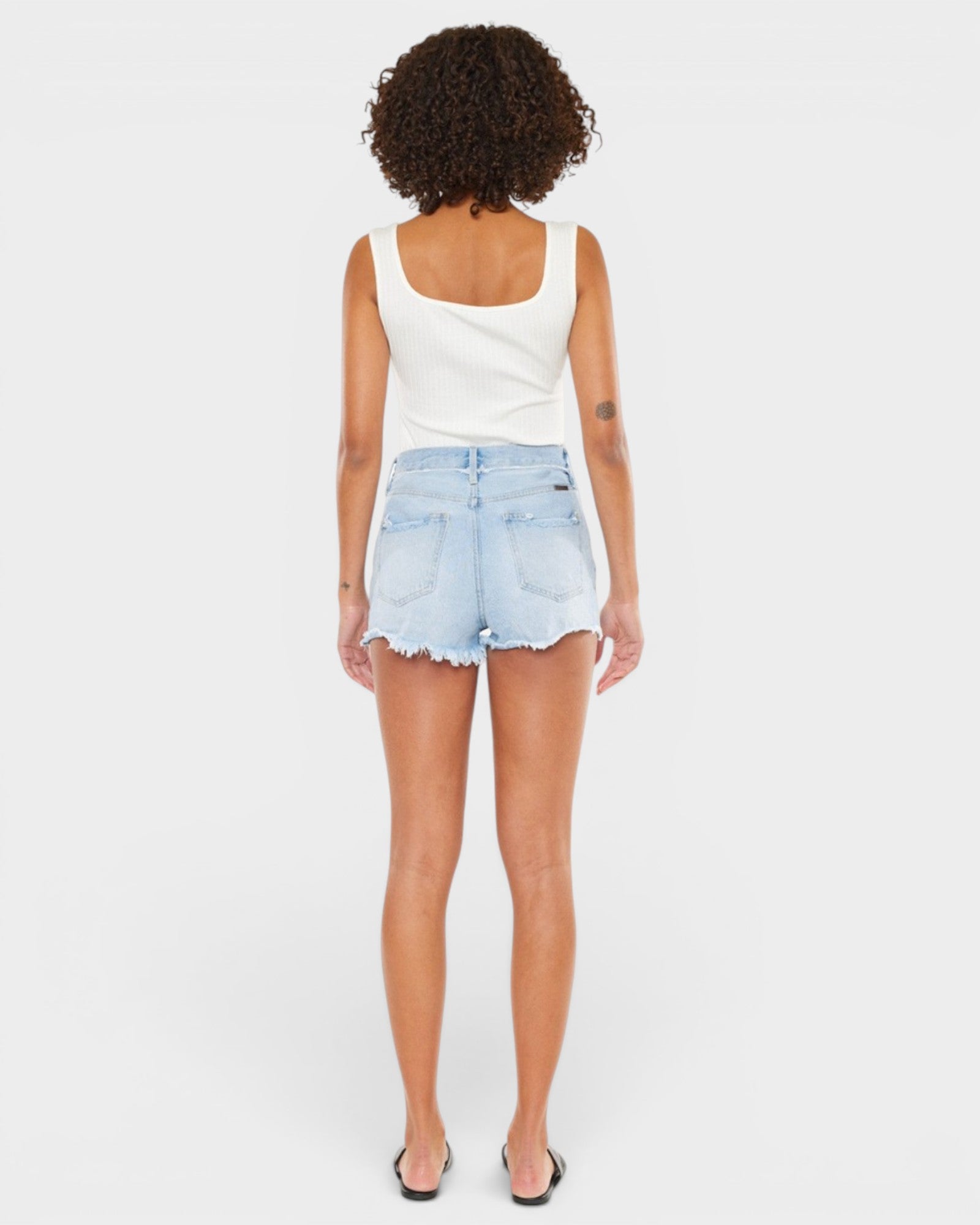 Pantalones cortos de mezclilla con botones y lavado medio desgastado