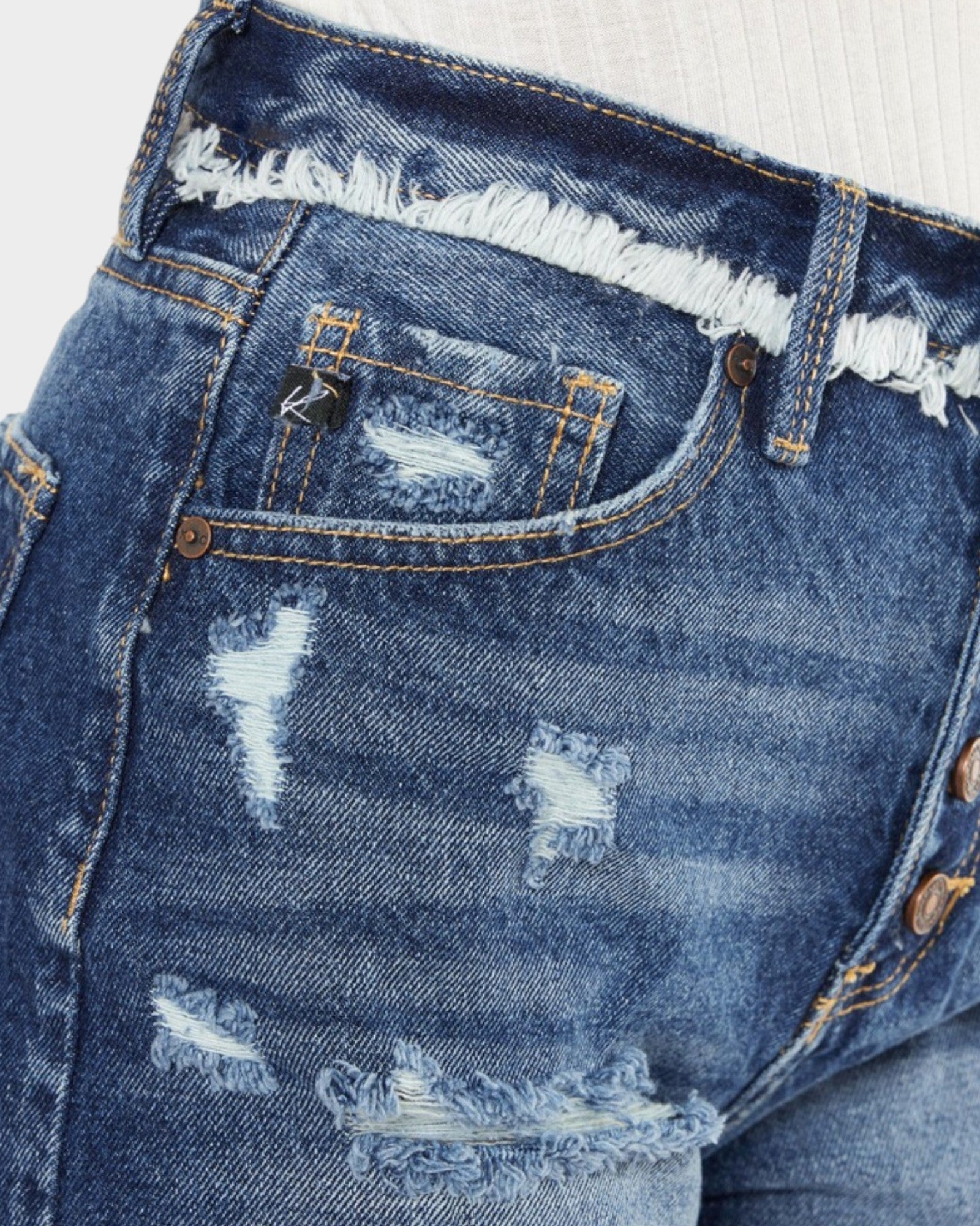 Pantalones cortos de mezclilla con botones y lavado oscuro desgastado