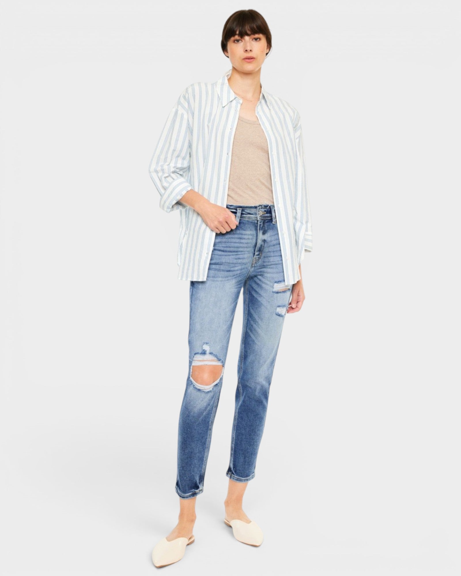 Jeans mom desgastados de tiro alto y lavado medio