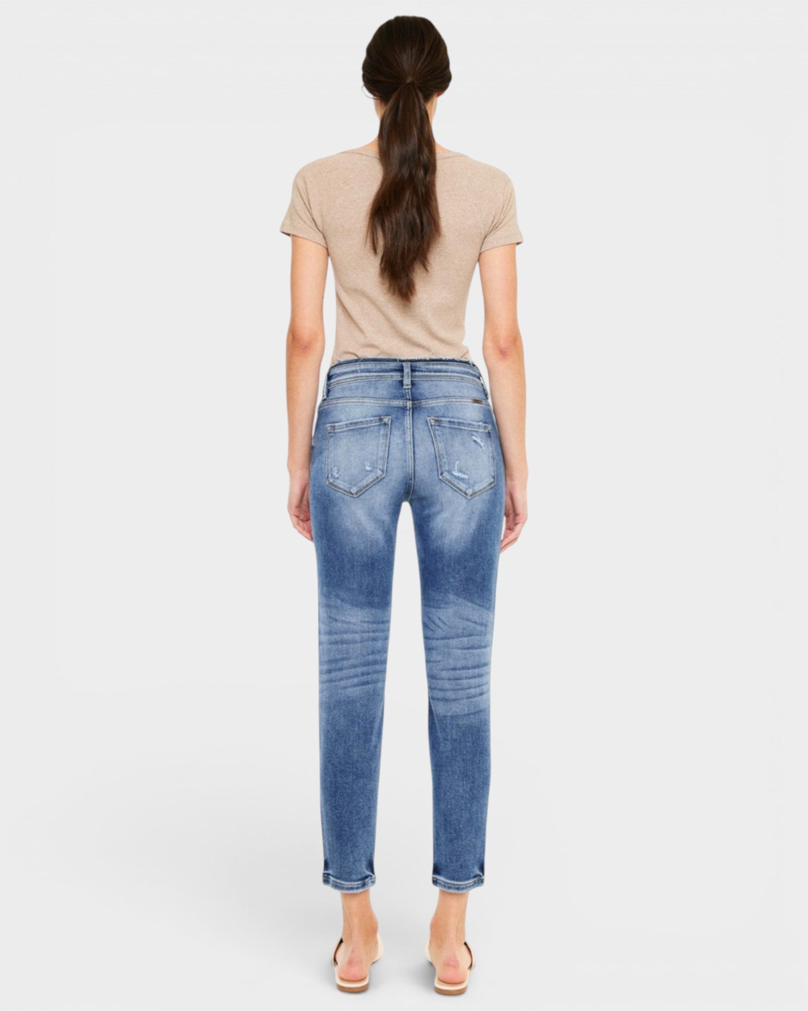 Jeans mom desgastados de tiro alto y lavado medio