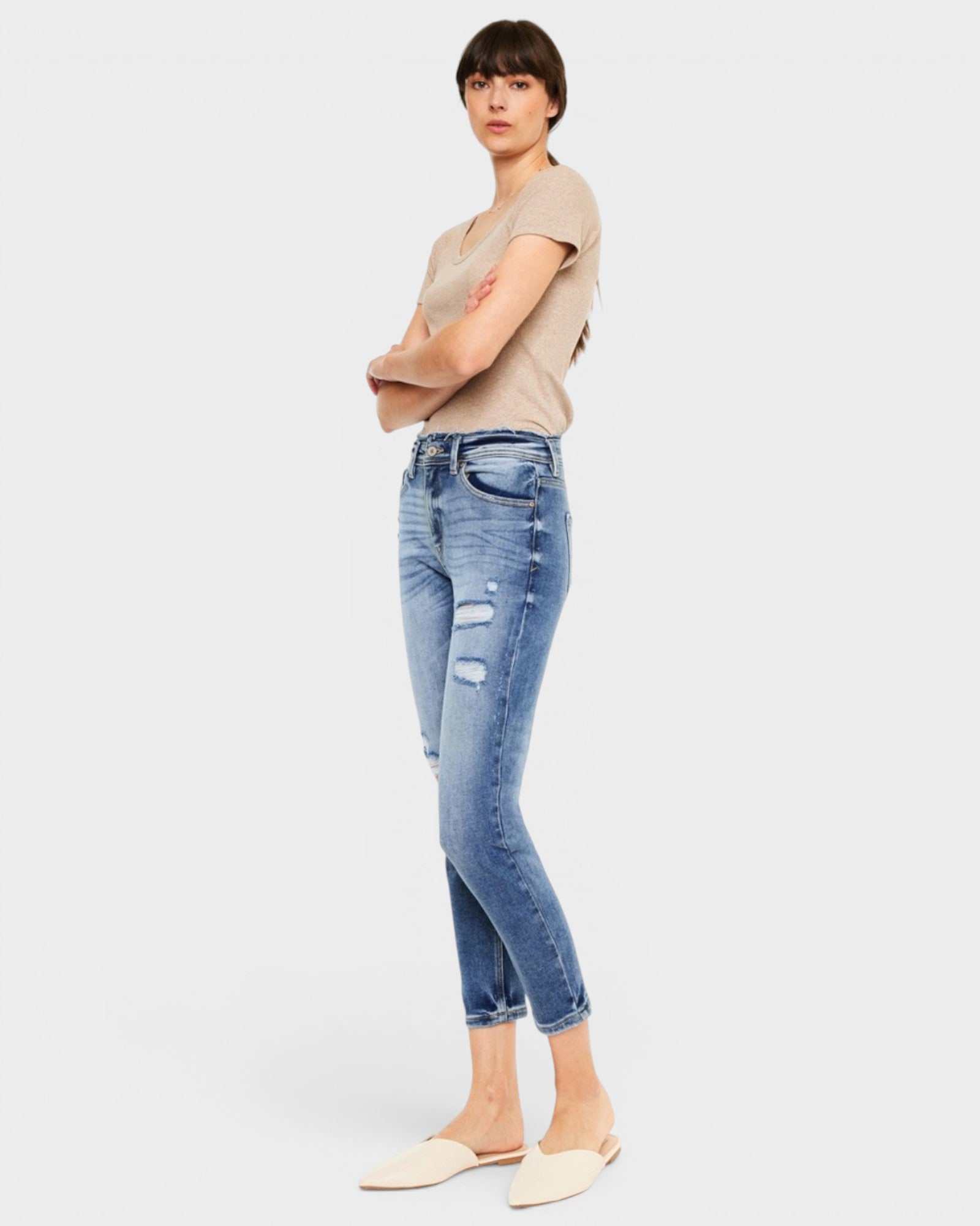 Jeans mom desgastados de tiro alto y lavado medio