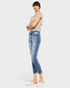 Jeans mom desgastados de tiro alto y lavado medio