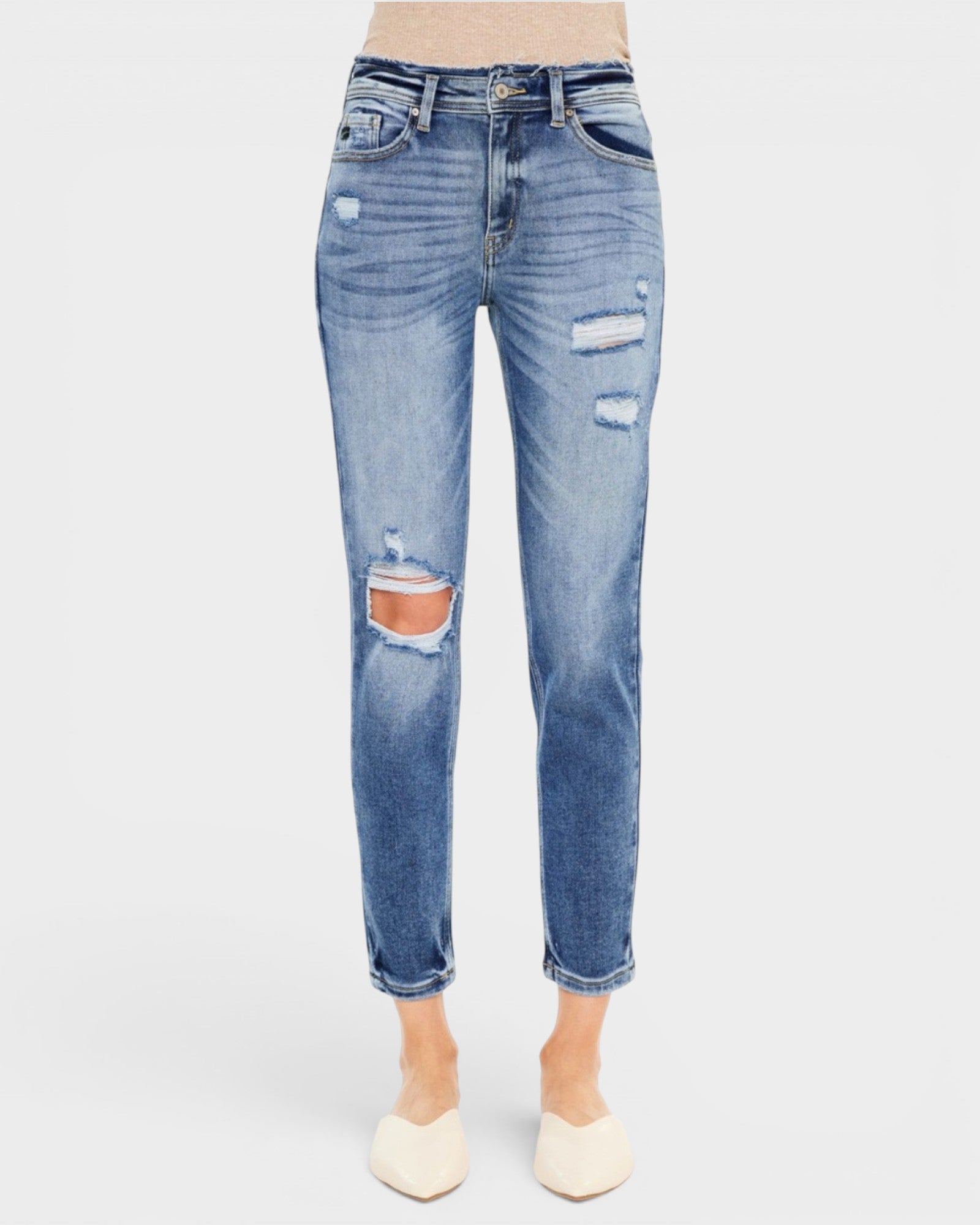 Jeans mom desgastados de tiro alto y lavado medio