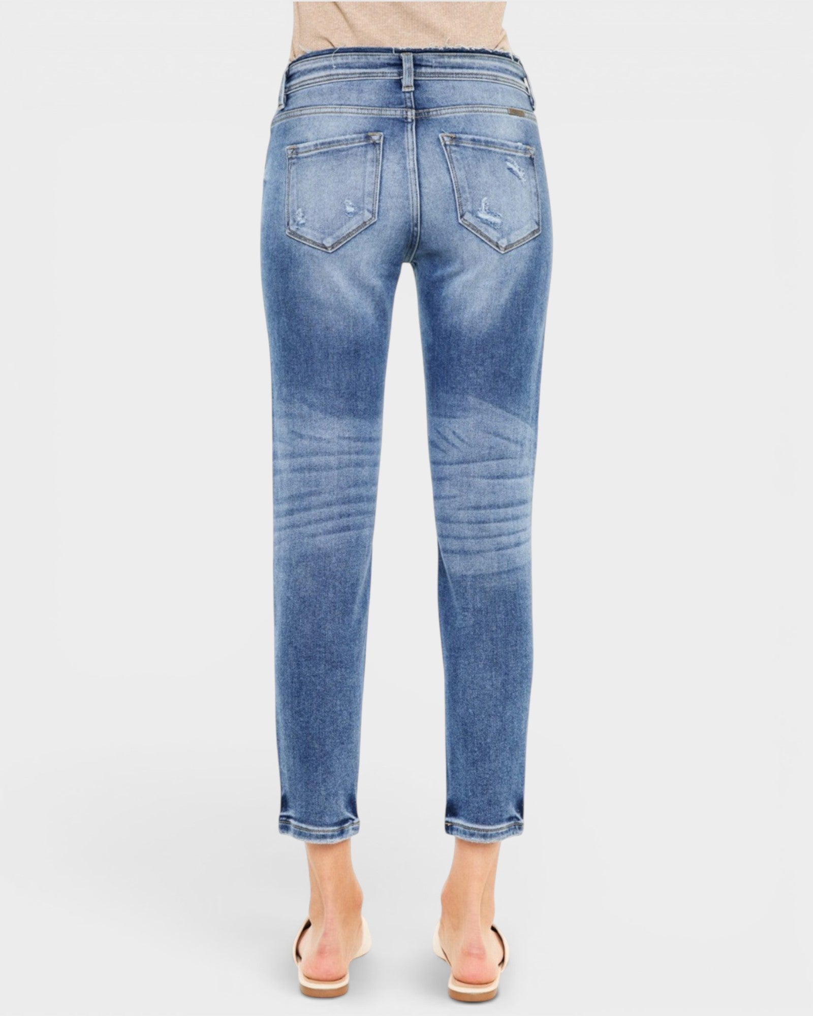 Jeans mom desgastados de tiro alto y lavado medio