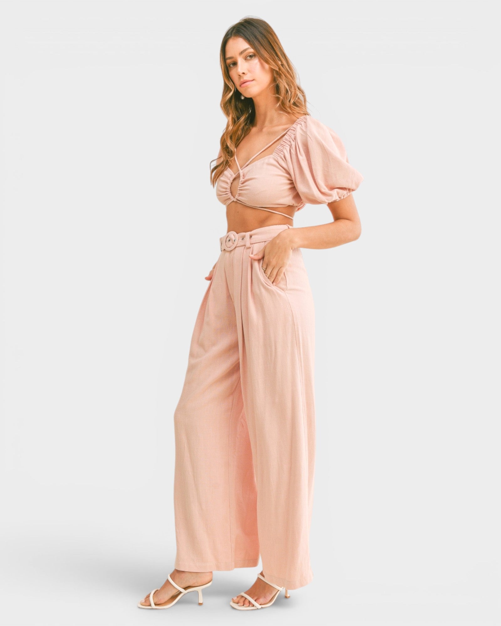 Conjunto de pantalón y top corto con mangas abullonadas en rosa empolvado