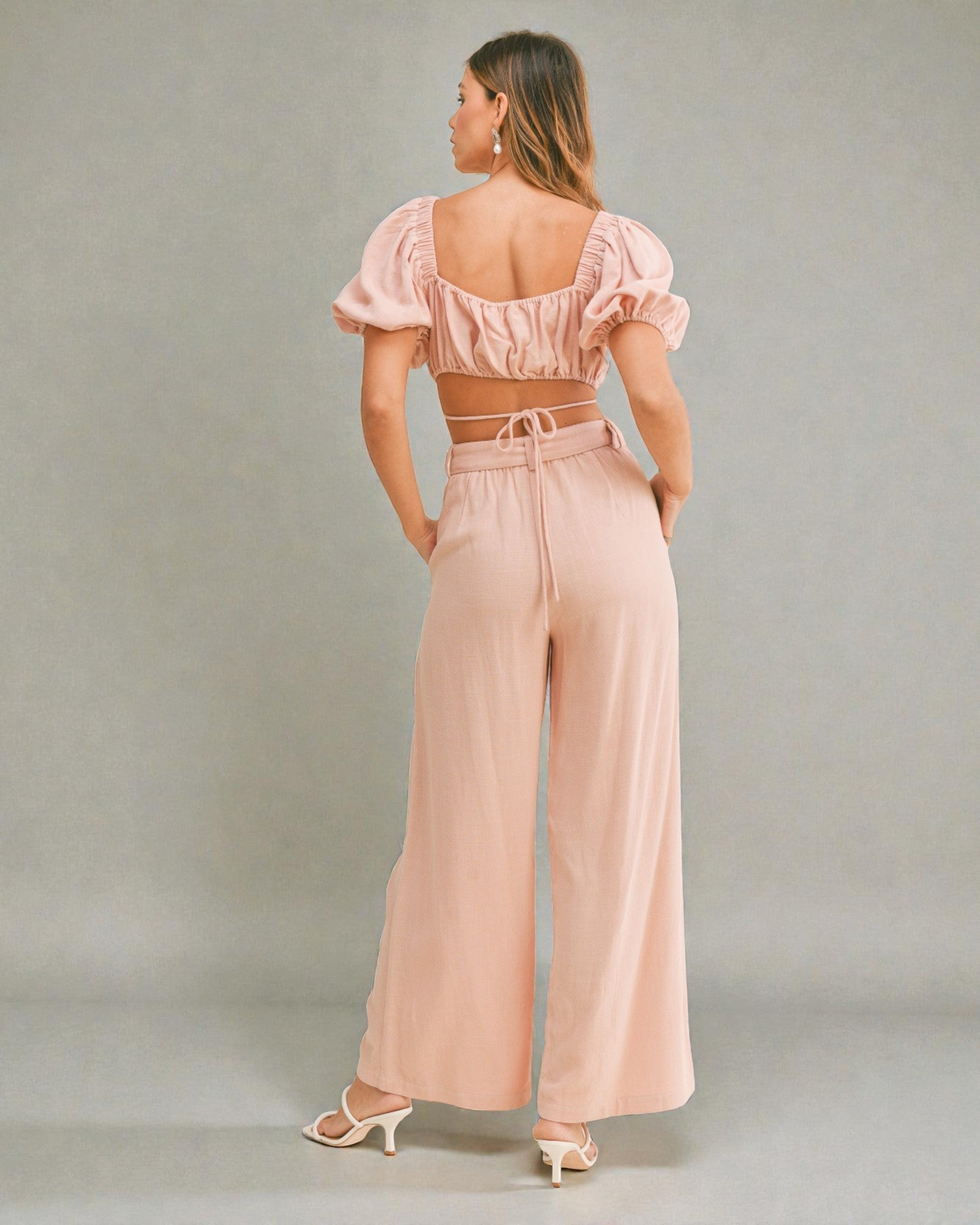 Ensemble haut court à manches bouffantes et pantalon rose poudré