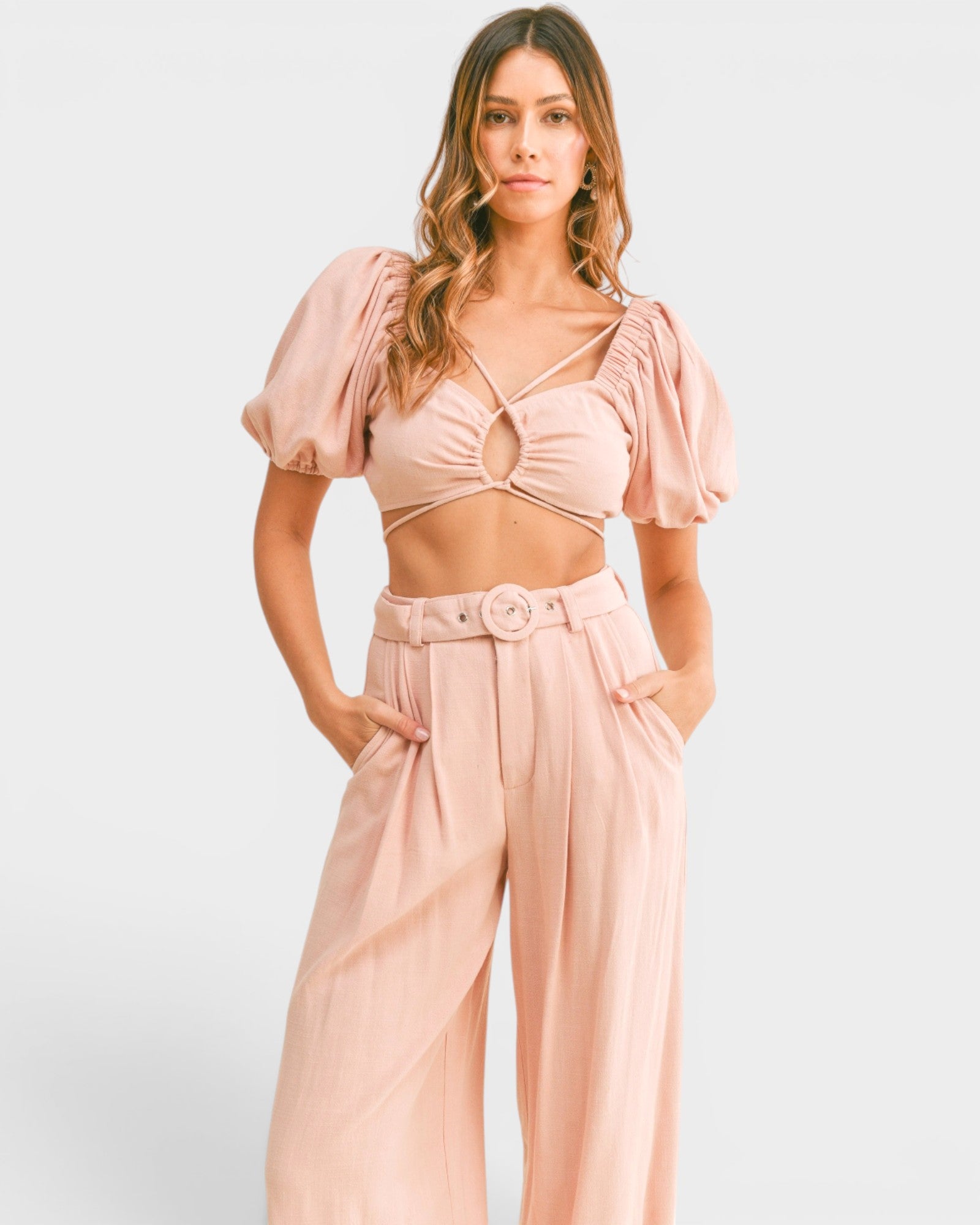 Conjunto de pantalón y top corto con mangas abullonadas en rosa empolvado