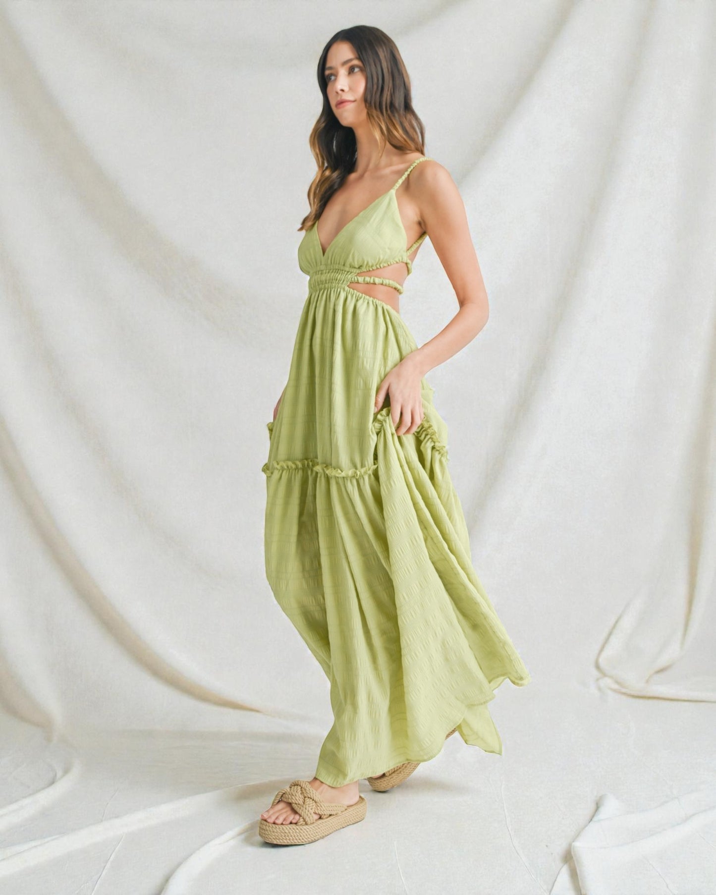 Vestido largo sin mangas y con espalda descubierta en color salvia