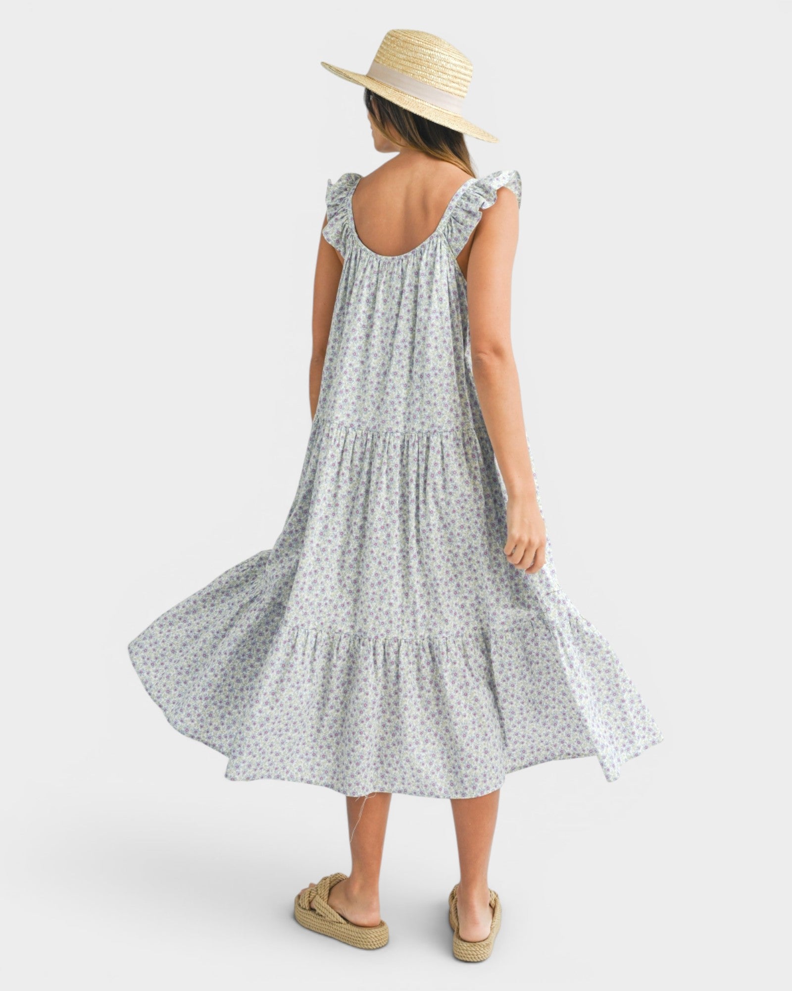 Vestido midi sin mangas con volantes florales y capas en azul