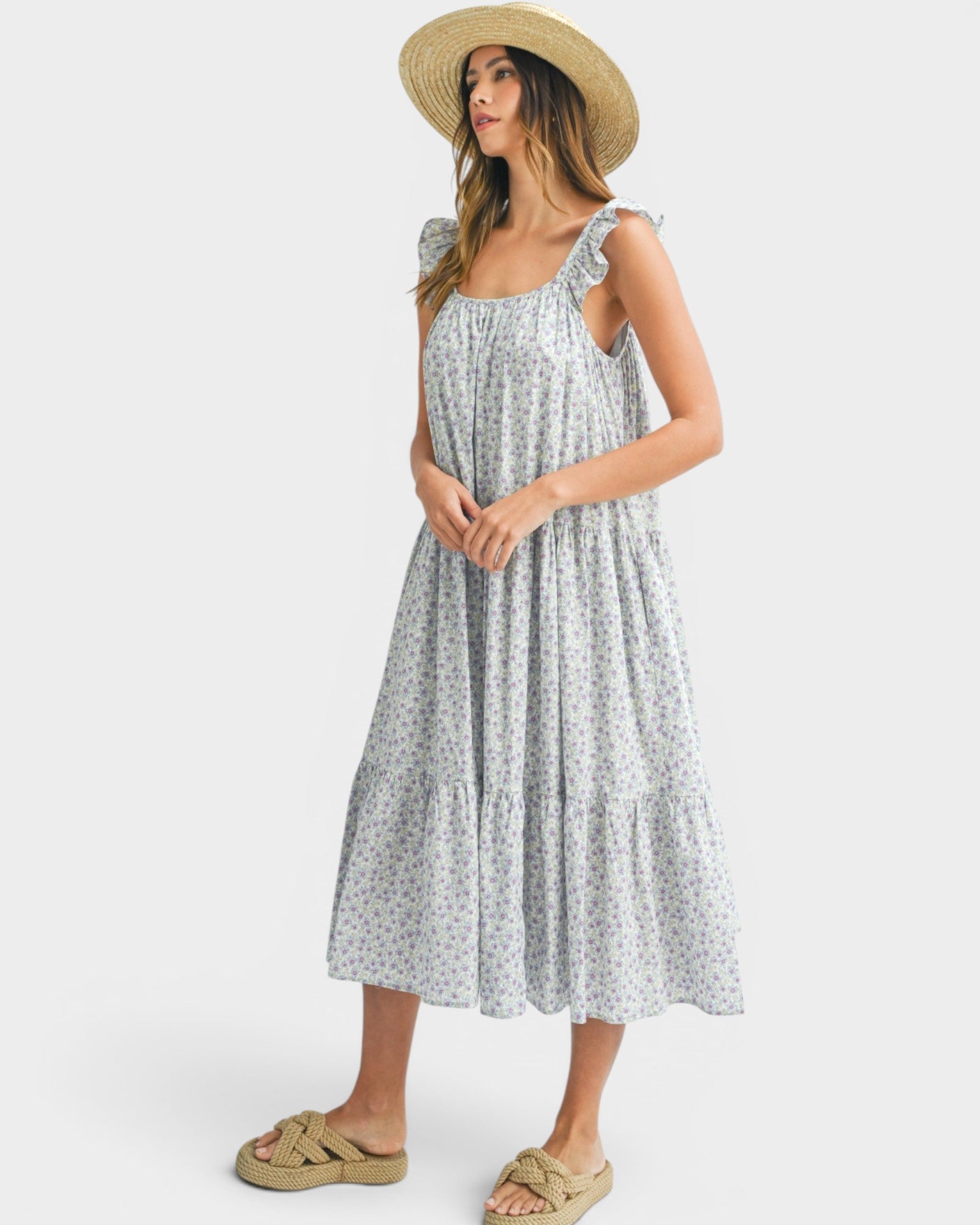 Vestido midi sin mangas con volantes florales y capas en azul