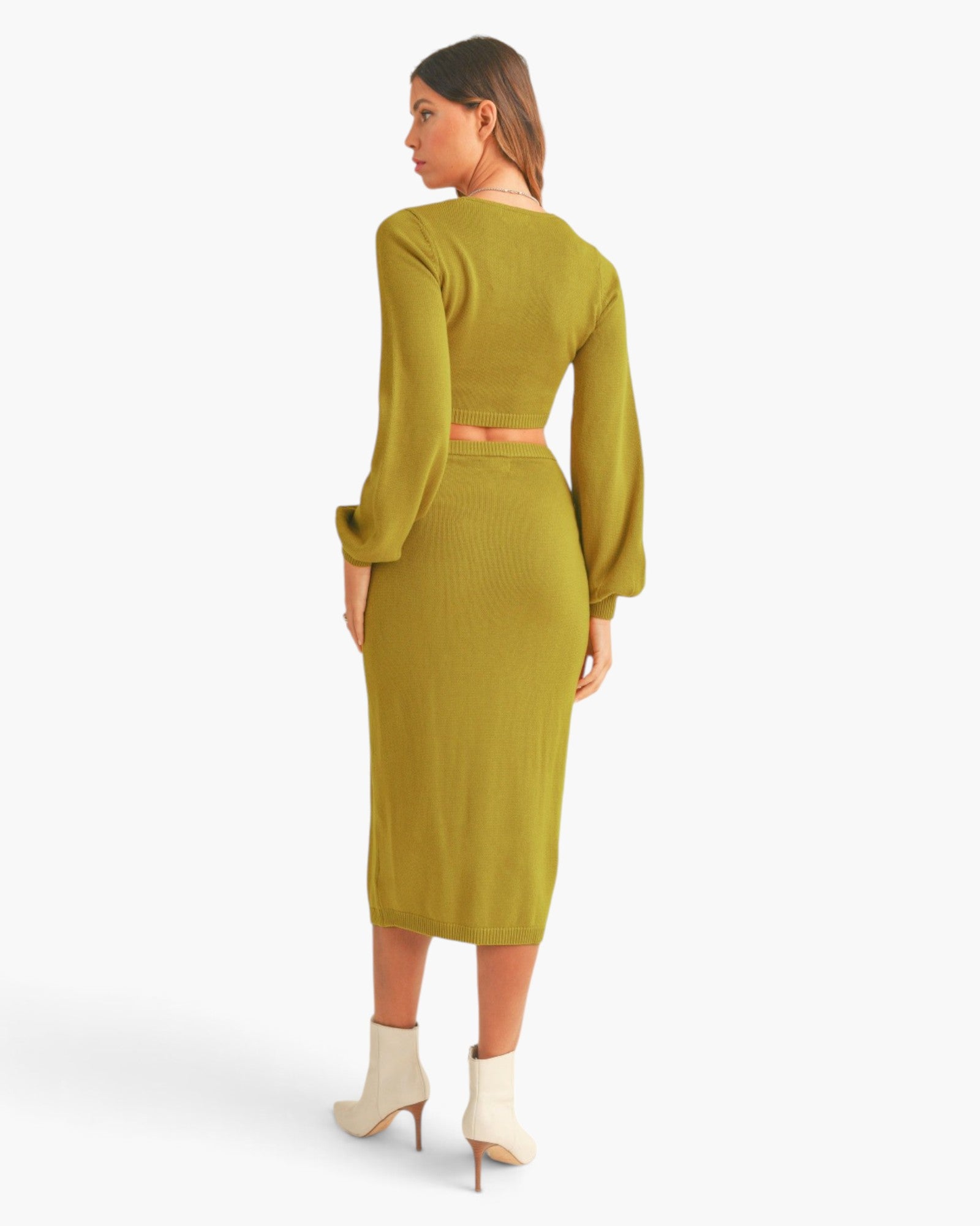 Ensemble haut en tricot torsadé sur le devant et jupe mi-longue en vert mousse