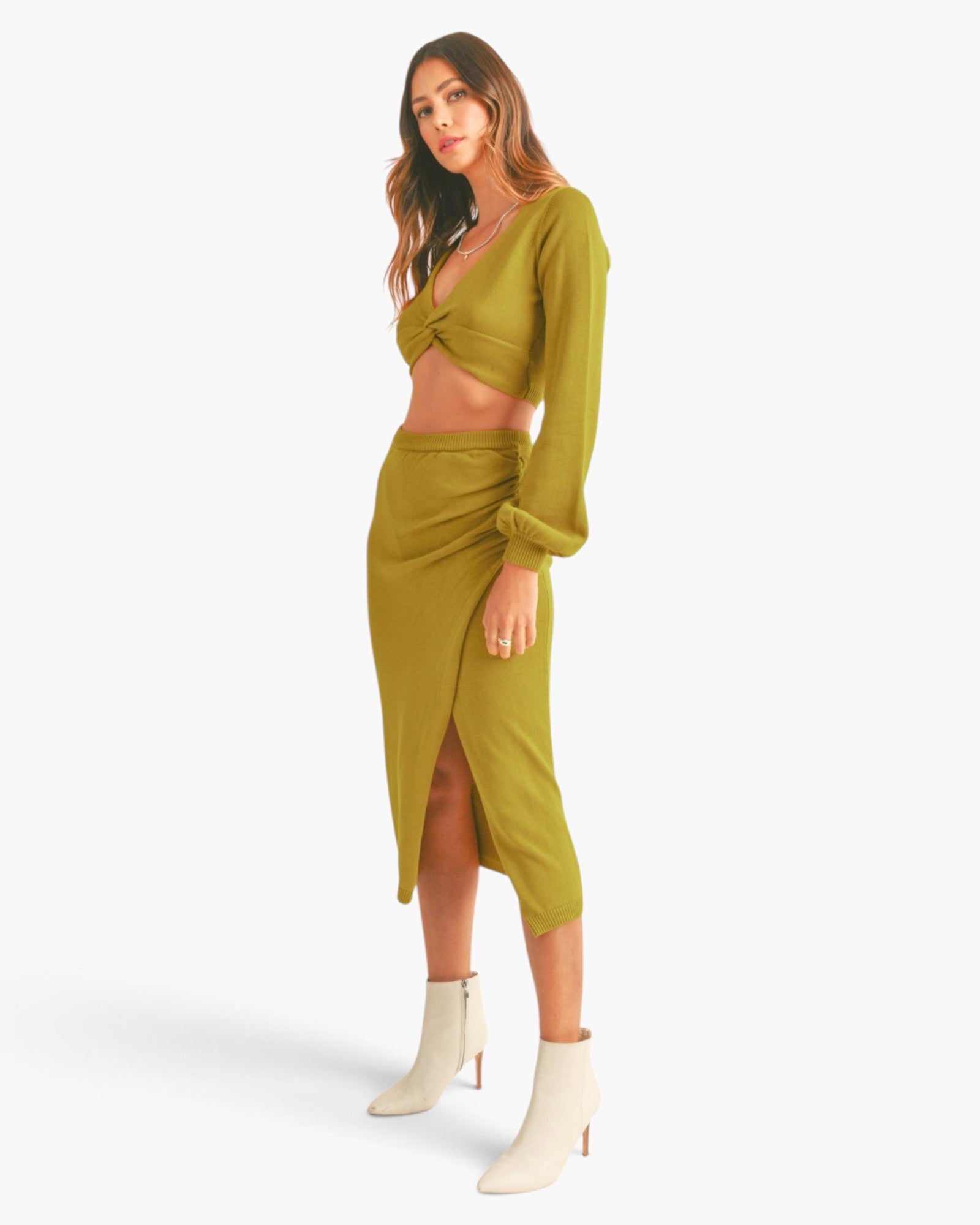 Ensemble haut en tricot torsadé sur le devant et jupe mi-longue en vert mousse