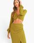 Ensemble haut en tricot torsadé sur le devant et jupe mi-longue en vert mousse
