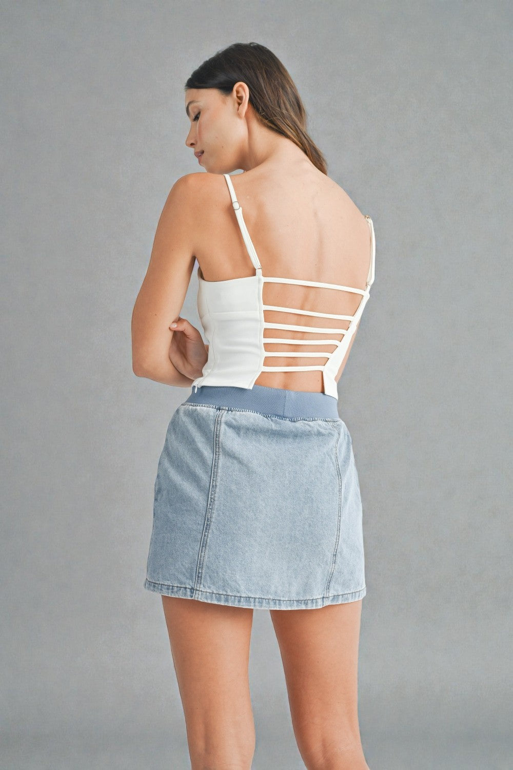 Camisola sin mangas con espalda de tiras y corte cropped en color blanco roto