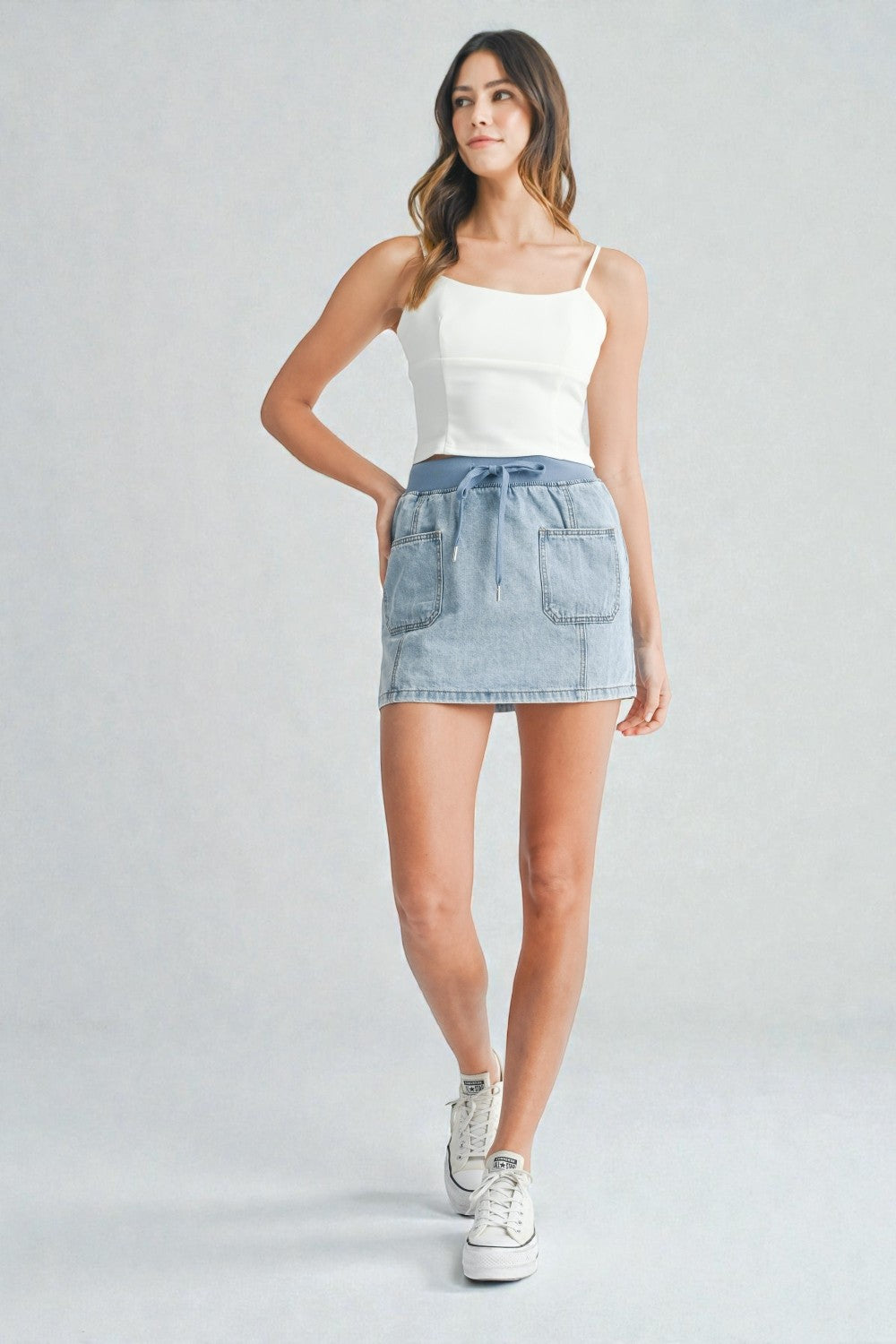 Camisola sin mangas con espalda de tiras y corte cropped en color blanco roto