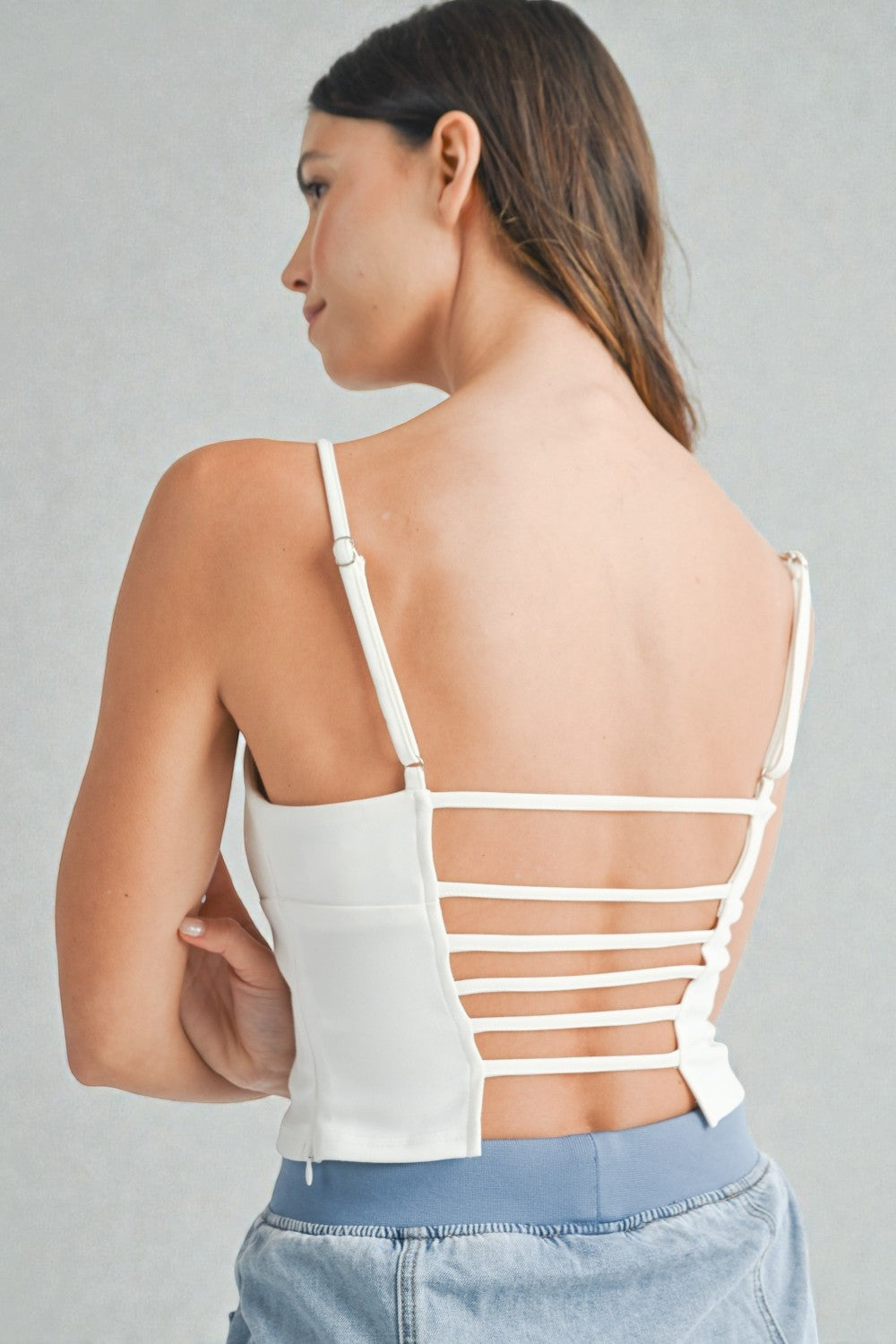 Camisola sin mangas con espalda de tiras y corte cropped en color blanco roto