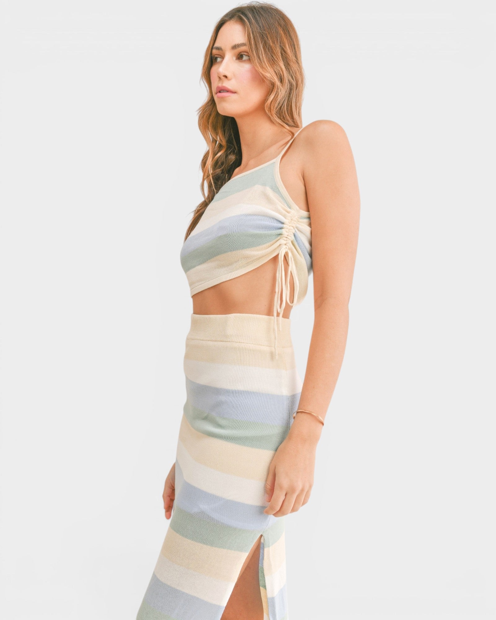 Conjunto de camisola de punto a rayas y falda midi en azul