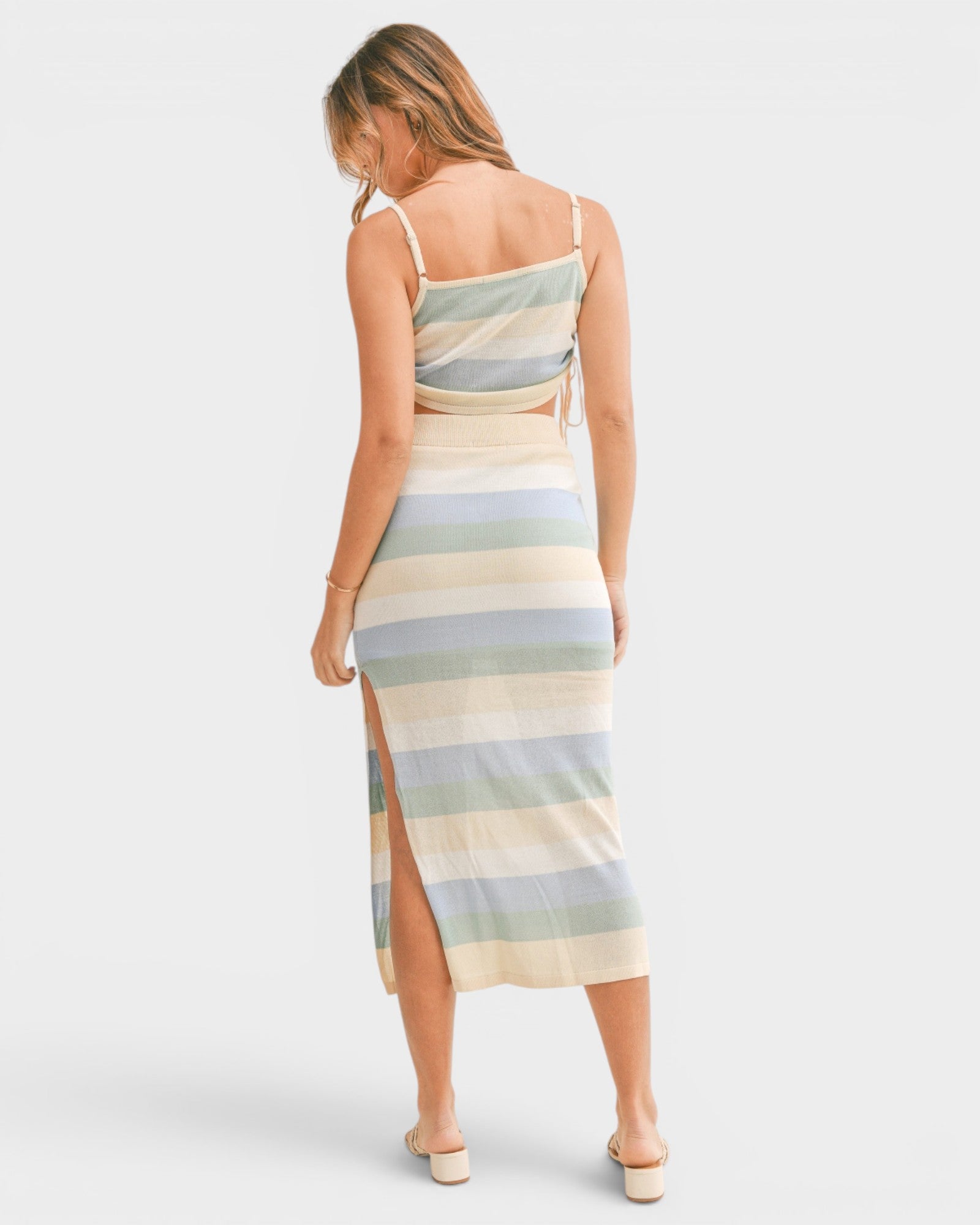 Conjunto de camisola de punto a rayas y falda midi en azul