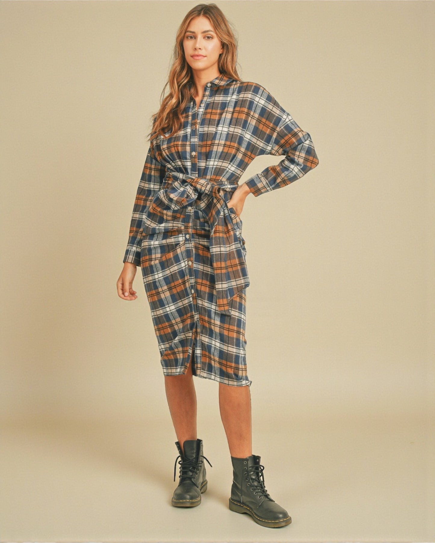 Robe chemise mi-longue boutonnée en flanelle à carreaux avec lien à nouer sur le devant en camel