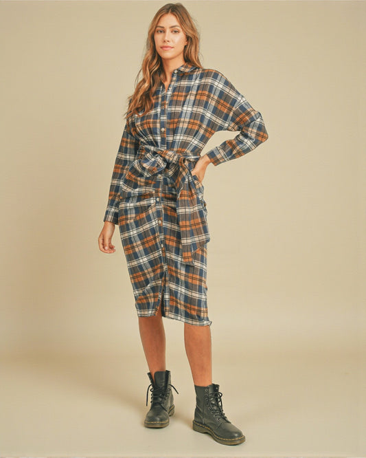 Robe chemise mi-longue boutonnée en flanelle à carreaux avec lien à nouer sur le devant en camel