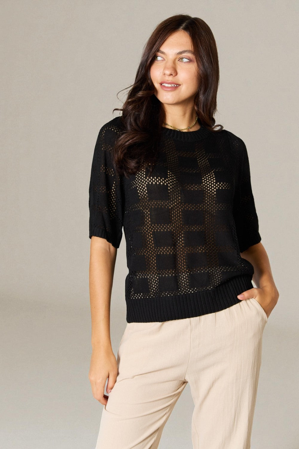 Top de punto con cuello redondo y ribete de canalé en negro