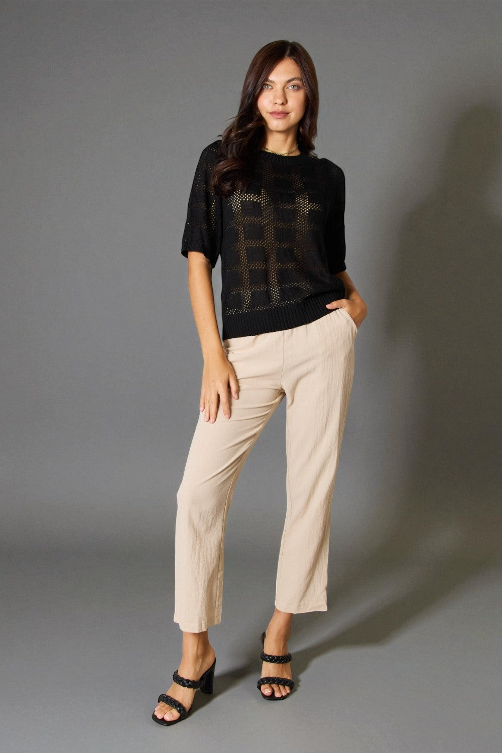 Top de punto con cuello redondo y ribete de canalé en negro