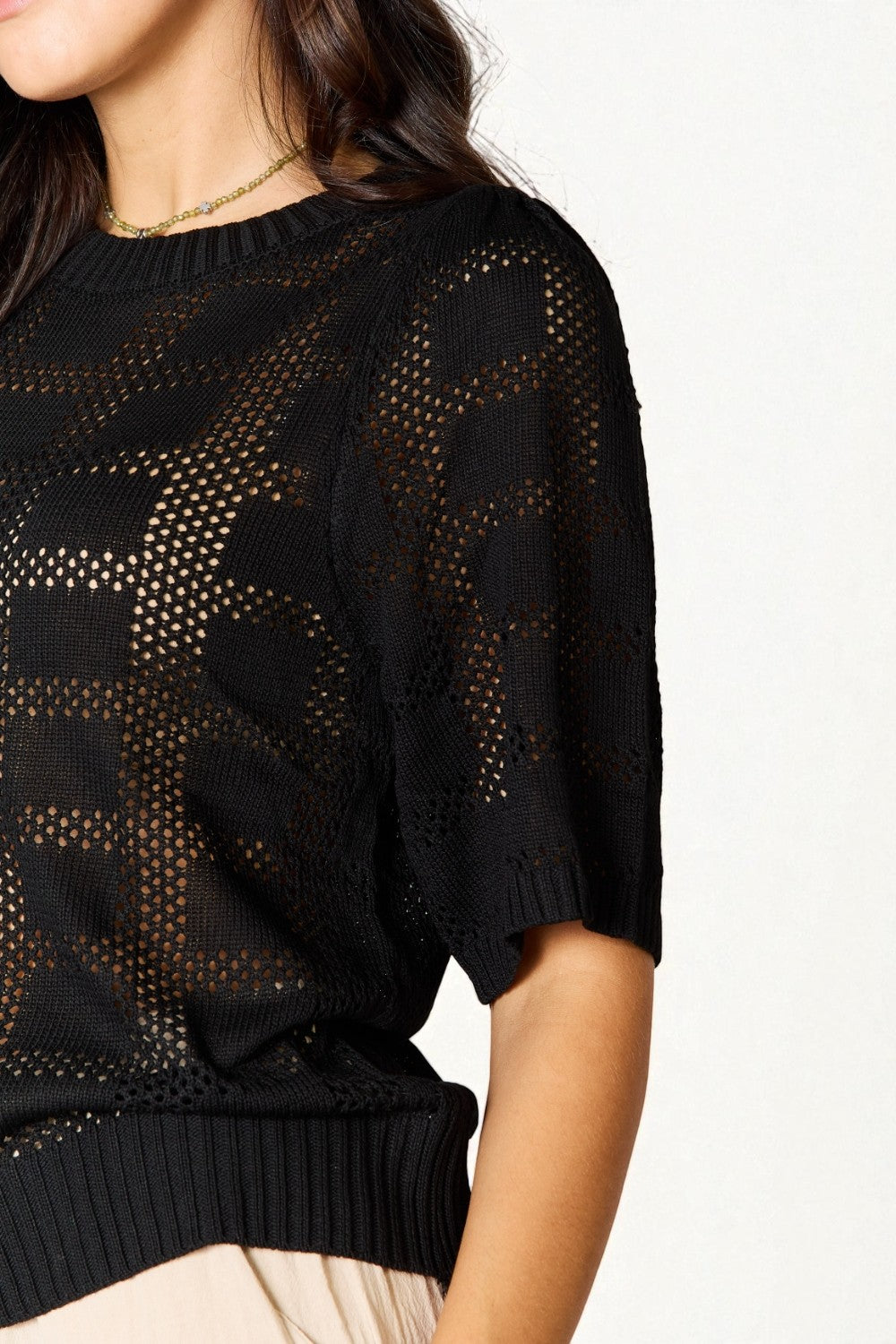 Top de punto con cuello redondo y ribete de canalé en negro